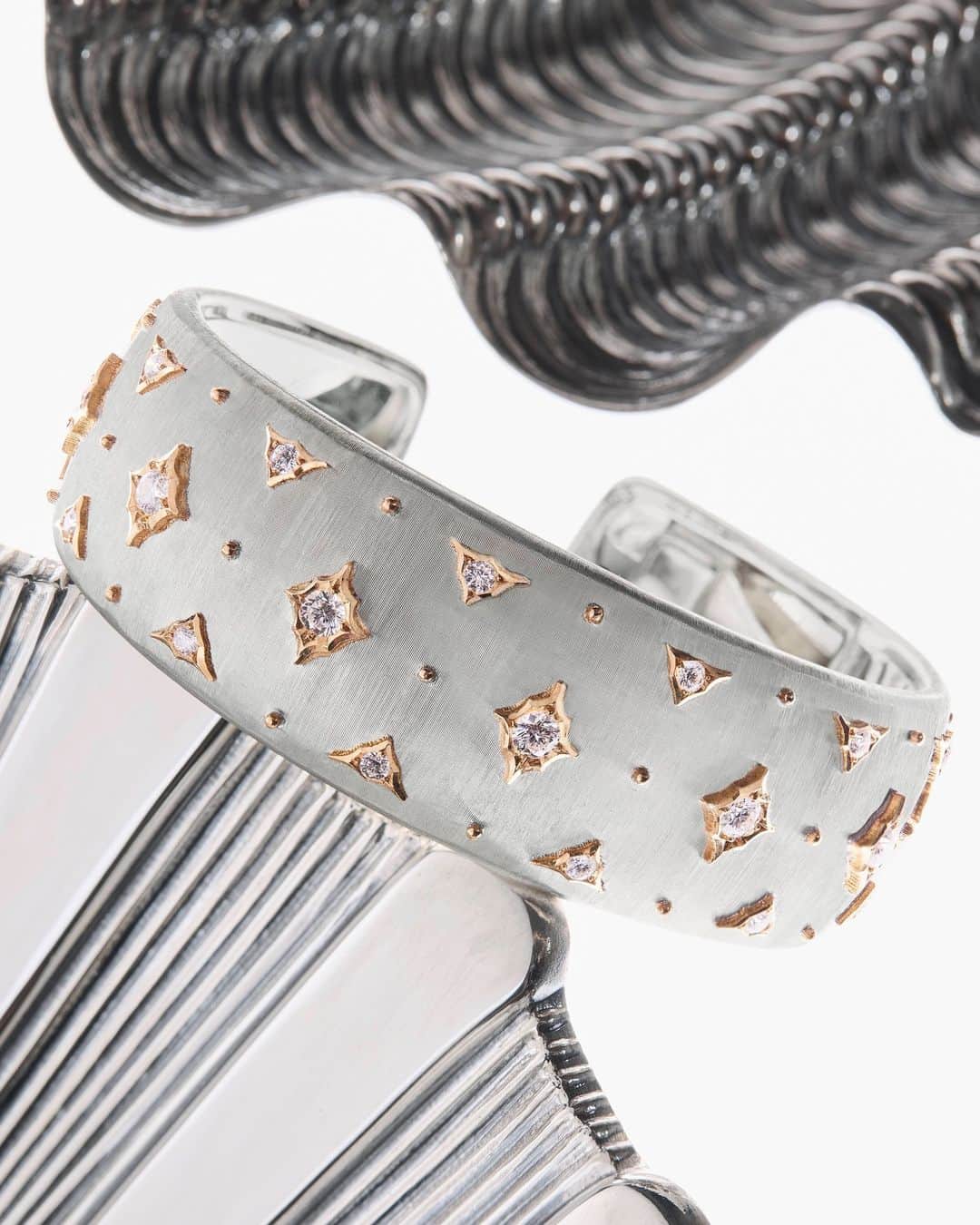 Harrodsさんのインスタグラム写真 - (HarrodsInstagram)「#Buccellati epitomises perfection. The Italian brand’s calling card is ultra-fine, meticulous hand craftsmanship, illustrated through the Ramage collection’s blooming branches and white gold cuffs. Such an approach is extended to its silverware, too, creating objets d’art through a jeweller’s lens with which to adorn your home.  Find it in Fine Jewellery on the Ground Floor and Home on the Third Floor.  #Harrods #HarrodsFineJewellery」11月5日 23時00分 - harrods