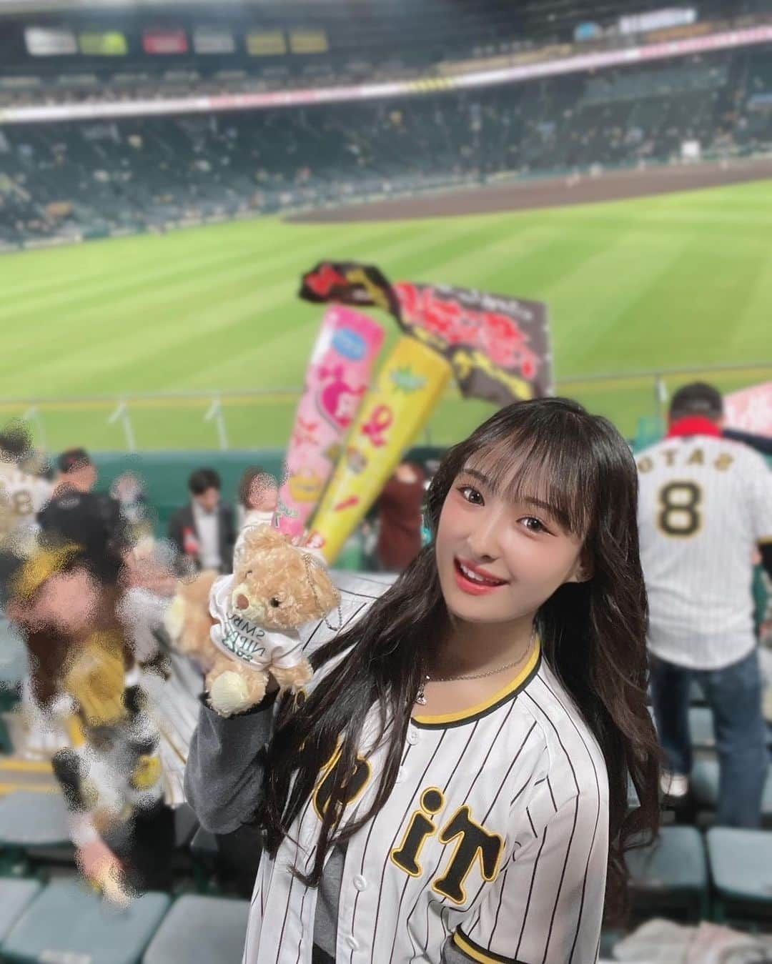 岡本怜奈さんのインスタグラム写真 - (岡本怜奈Instagram)「♡ ㊗️阪神タイガース㊗️ 38年ぶり日本一🐯🏆✨️ おめでとうございます！！！ 本当に強かった🔥 アレのアレ🥹感動をありがとうございます😭😭😭 ずっと応援してきてよかったーーー^ㅠㅠ^💛 ♡ ♡ #阪神タイガース #甲子園球場 #甲子園  #阪神ファン#阪神 #野球観戦 #プロ野球 #タイガース女子 #TORACO  #阪神優勝 #日本一 #日本シリーズ #おめでとう」11月5日 22時22分 - renatan1222