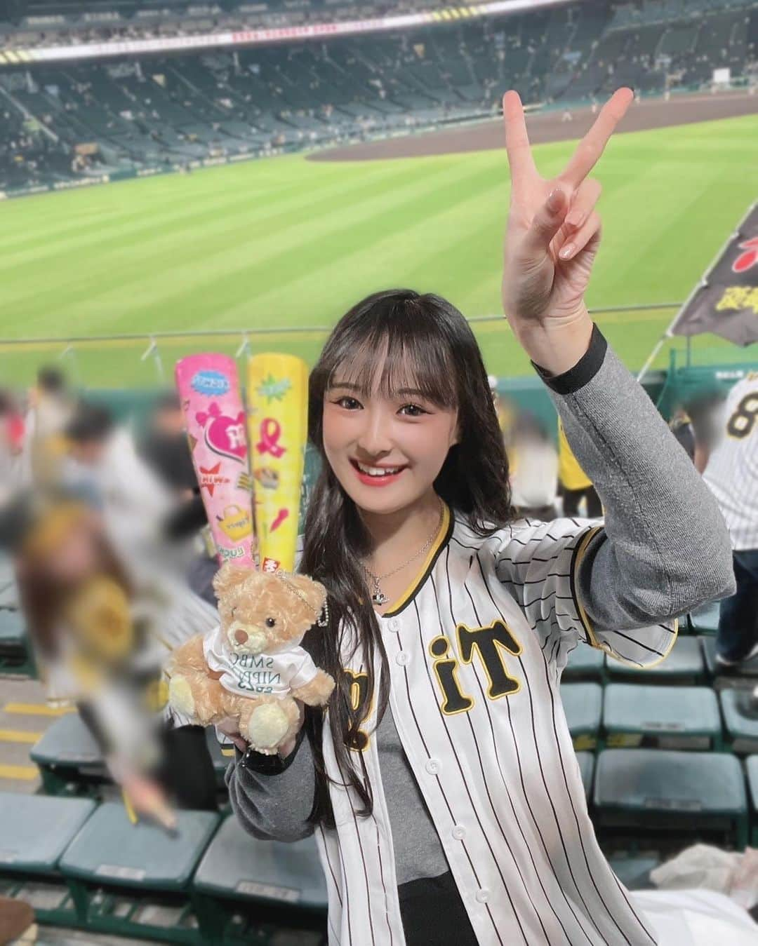 岡本怜奈さんのインスタグラム写真 - (岡本怜奈Instagram)「♡ ㊗️阪神タイガース㊗️ 38年ぶり日本一🐯🏆✨️ おめでとうございます！！！ 本当に強かった🔥 アレのアレ🥹感動をありがとうございます😭😭😭 ずっと応援してきてよかったーーー^ㅠㅠ^💛 ♡ ♡ #阪神タイガース #甲子園球場 #甲子園  #阪神ファン#阪神 #野球観戦 #プロ野球 #タイガース女子 #TORACO  #阪神優勝 #日本一 #日本シリーズ #おめでとう」11月5日 22時22分 - renatan1222