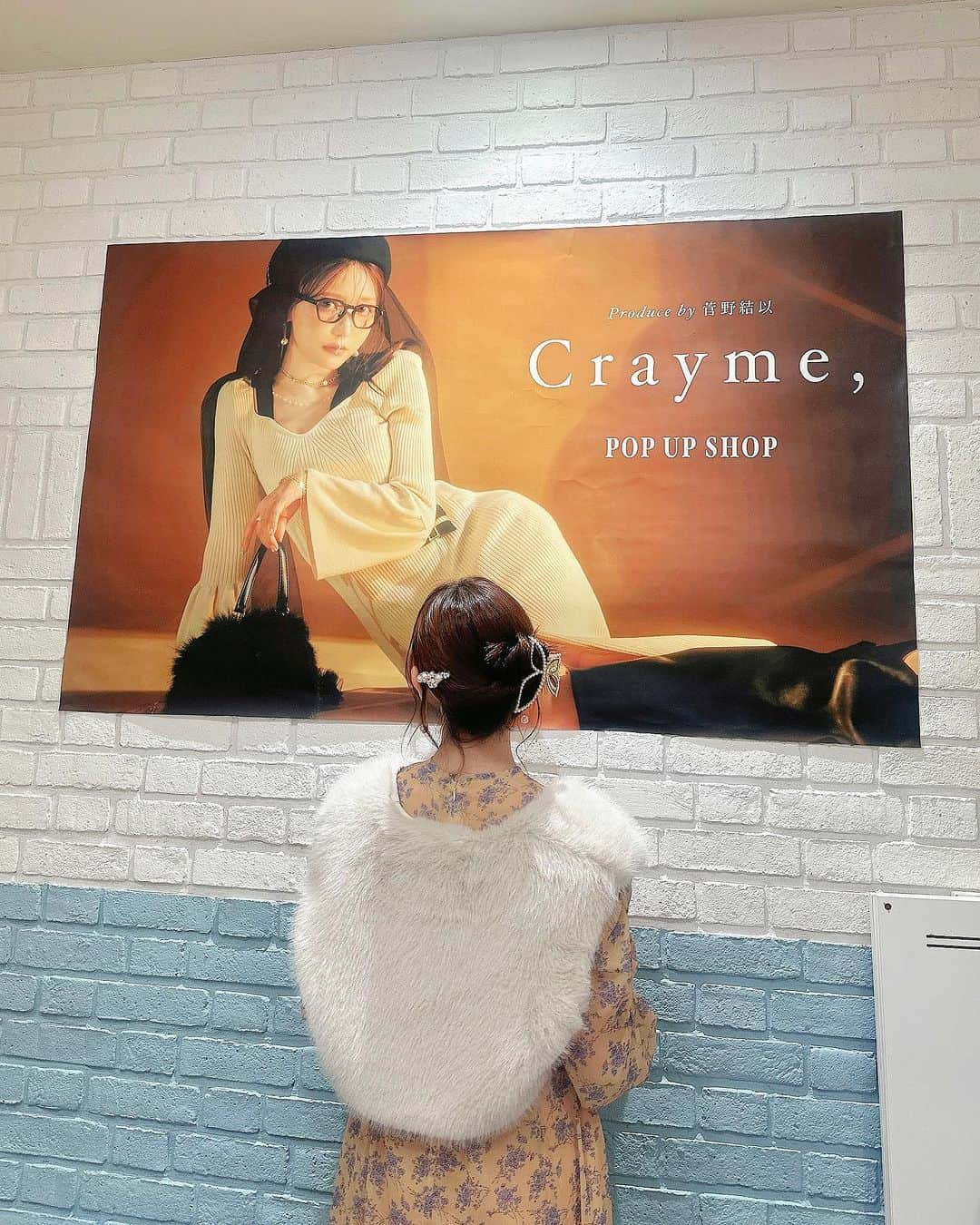 菅野結以さんのインスタグラム写真 - (菅野結以Instagram)「Crayme, POP UP SHOP at 大阪 ご来場いただいたみなさま ありがとございました🐇🧡 ⁡ こうしてお店にずらっと並んだお洋服みると これ全部つくったの我ながら今季もよくがんばったねと 感慨深いきもちと共に、みんなが新作着て会いにきてくれる ご褒美タイムをつよくつよく噛み締めるのだった 全員かわいすぎた、だいすき！🫶🏻 ⁡ わたしが着たのは11/10(fri)発売予定の NEW MUSE DRESSのマスタードに コートについてるファーをベストとしてレイヤード🤍 ⁡ パールのバタフライクリップ使ったこのヘアアレンジは やり方よく聞かれるからhow to動画ついにとった 今夜オンラインサロンにのせます🦋 ⁡ #crayme #popupshop #osaka #theghostclub」11月5日 22時22分 - yui_kanno