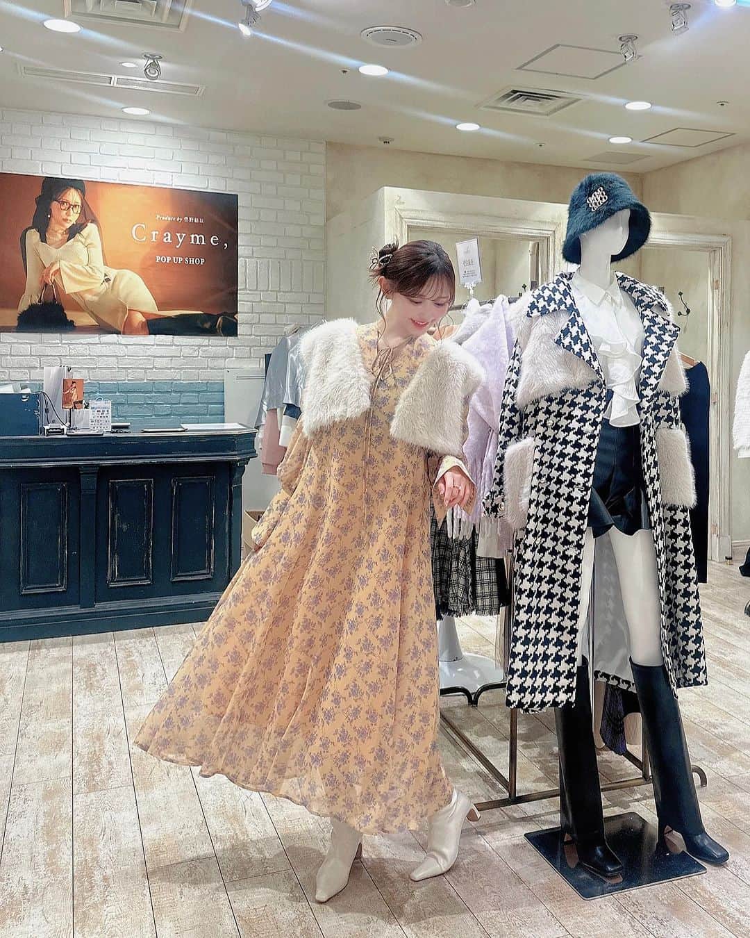 のインスタグラム：「Crayme, POP UP SHOP at 大阪 ご来場いただいたみなさま ありがとございました🐇🧡 ⁡ こうしてお店にずらっと並んだお洋服みると これ全部つくったの我ながら今季もよくがんばったねと 感慨深いきもちと共に、みんなが新作着て会いにきてくれる ご褒美タイムをつよくつよく噛み締めるのだった 全員かわいすぎた、だいすき！🫶🏻 ⁡ わたしが着たのは11/10(fri)発売予定の NEW MUSE DRESSのマスタードに コートについてるファーをベストとしてレイヤード🤍 ⁡ パールのバタフライクリップ使ったこのヘアアレンジは やり方よく聞かれるからhow to動画ついにとった 今夜オンラインサロンにのせます🦋 ⁡ #crayme #popupshop #osaka #theghostclub」