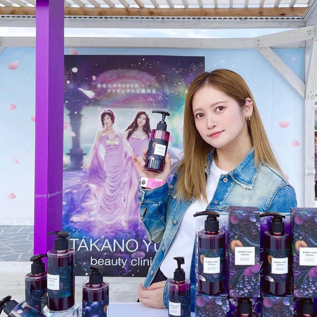南彩夏さんのインスタグラム写真 - (南彩夏Instagram)「FOCUSさん主催の豊洲キラナガーデンで行われました 『YELL!YELL!YELL!』にお邪魔しました🫶🏻💕  タイアップ：@focus_corporation #PR #AD #プロモーション  🔸メルセデス・ベンツ豊洲  #マイバッハ に試乗しました♡ シートがかっこよくて更に快適で、 特に後部座席が広く乗り心地が素晴らしかったです、とてもラグジュアリーなSUV✨ 欲しい…夢が増えてしまいました🫢💭  @mercedesbenztoyosu #メルセデスベンツ豊洲 #ベンツ #江東区   🔸三養ジャパン  ブルダック炒め麺がソースやタンミョンお菓子になって発売中！ 韓国で人気のロゼブルダックタンミョンまでありますよ🫰🏻💕  @samyangfoods_jp #ブルダック #辛すぎでも旨すぎ #ブルダックソース   🔸カルビー  みんな大好きカルビーポテトチップスのりしおが新しくなりました✨新しいのりしおは海苔の香りが以前より増していて、風味豊かで手が止まらなくなりました🩷  @calbee_jp　@calbee_frugra #こんなにおいしかったっけ #のりしお #ベイクドオーツ   🔸エステティシャンコスメ たかの友梨  バブルマスククレンズはクレンジング・洗顔・毛穴洗浄・泡パックまで一本で完成するのですが、 クレンジングした後、彼から「顔が白くなった😳」とお褒め頂き、頂いて以降毎日使用しております🫶🏻 1品7役のオールインワンファンデーションのジュエリーパクトも気になりました💎  @takanoyuri_cosme #バブルマスククレンズ #ジュエリーパクト #たかの友梨   🔸宮崎県 都城市 ふるさと納税  都城市は、令和4年度ふるさと納税受入額日本一🇯🇵！ お肉🥩や、焼酎で有名な黒霧島などがあるそうです✨  @miyakonojo_furusato #都城市ふるさと納税 #ふるさと納税日本一 #ふるさと納税おすすめ   🔸ピーロート・ジャパン  「神の雫マリアージュ」にも取り上げられたピーロートブルーを試飲しました✨ とても飲みやすくデイリーワインとしても取り入れやすいと思いました🍷 こちらでもう一つ試飲させて貰った、白ワインPanameraの香りにも感動しました🥺  @pieroth_japan #ピーロート   🔸AZESPO GOLF&BODYMAKE 池袋店  ゴルフとマッサージとパーソナルジムが併設されてる施設です✨ゴルフ以外にも充実しています👍🏻 初めてのパター、丁寧に教えていただきました⭐︎  @azespo.ikebukuro #池袋パーソナルジム #シュミレーションゴルフ #ゴルフレッスン」11月5日 22時23分 - ayakaminami3
