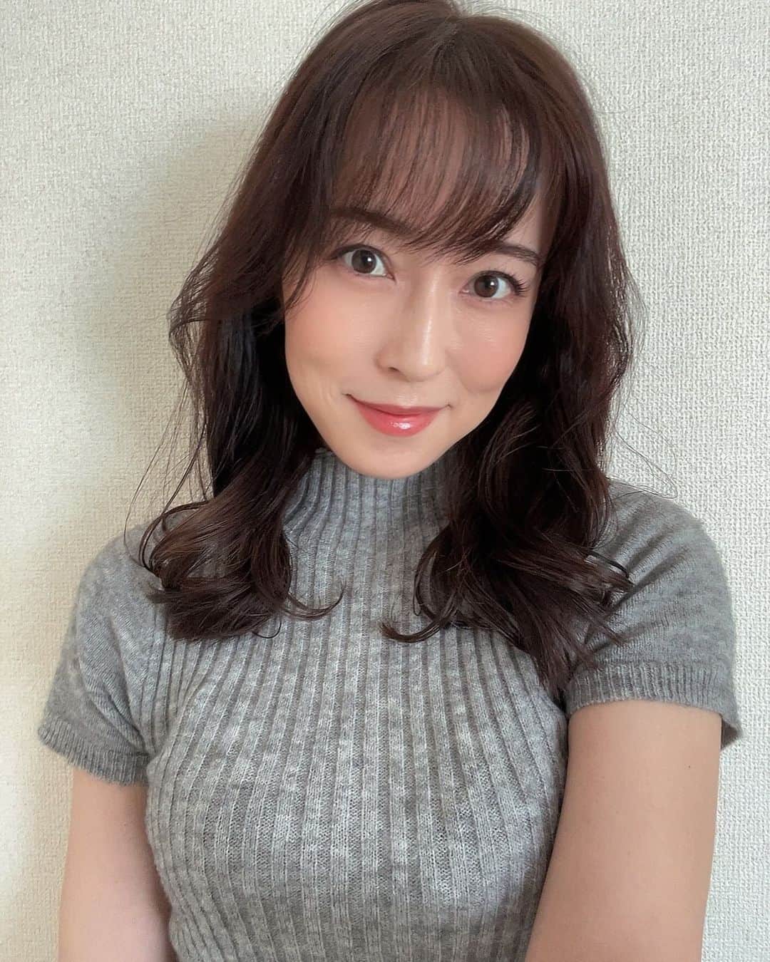 薄井しお里のインスタグラム：「アルゼンチン共和国杯🏇🎯 馬連で的中🐻‍❄️🎯 今回割と固かったね😌  今回の予想実はものすごい時間かかってて、時間がかかりすぎるときってあまり私的にはいい流れじゃないのだけど今回きれいに当たりました🥳🌼流れが変わってきたのかな🪿 大好きな秋競馬も、大いに盛り上がって、すっかりお腹いっぱいになってきました😌大満足！ この流れを冬も春も繋いでいくぞー！😛 寒くなってきたから〜って書こうと思ってたんだけど、ちょっとまって？暑くない？なんで？、な日々が続いています💭 みんな体調平気かなぁ？？ 私はちょっと気圧なのか気温差か、頭痛に悩まされる日々です😵‍💫 目からきてる気がするので週末はゆっくりと過ごしました（いつもじゃん） 静かに眠ります😌💭 なんだかメールみたいなので文面になっちゃったね😌 今日はそんな気分でした🎠 おやすみなさい！ #目が限界なのごめんね　#馬トク　#競馬　#振り返りとは　#ただの日記　#かわいいください　#ニット　#おなかいっぱい　#頭痛　#競馬　#UMAJO」