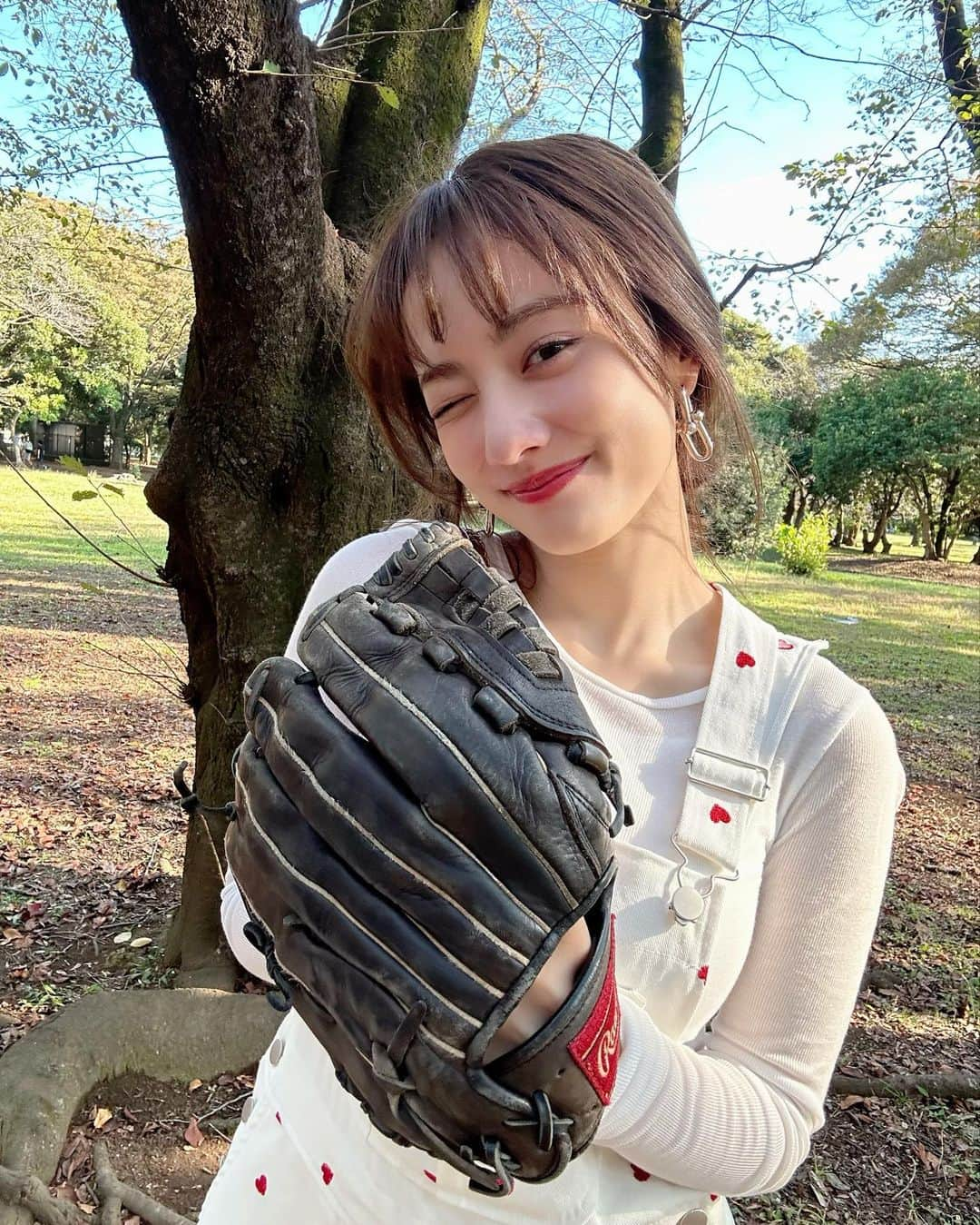 谷まりあのインスタグラム：「YouTubeで投げました⚾️ フォームご指示お待ちしてます！！🫡 キャッチボールならいつでも付き合います😎  #baseball ♡」