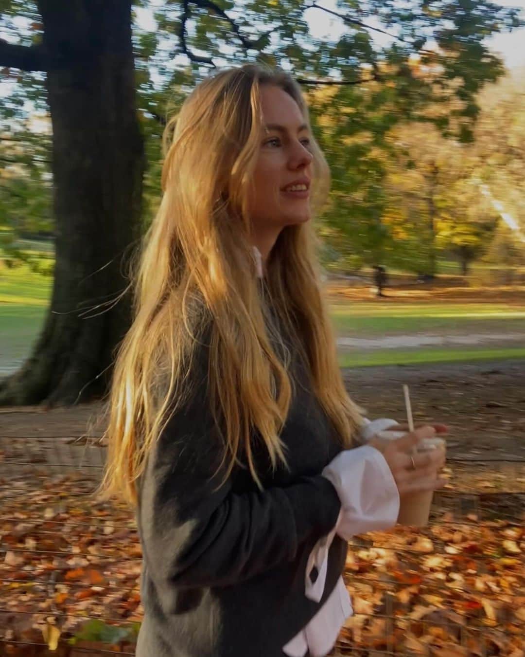 Annabel Smitのインスタグラム：「🍂 + coffee + friends + sunshine = 🤎🤎🤎🤎」