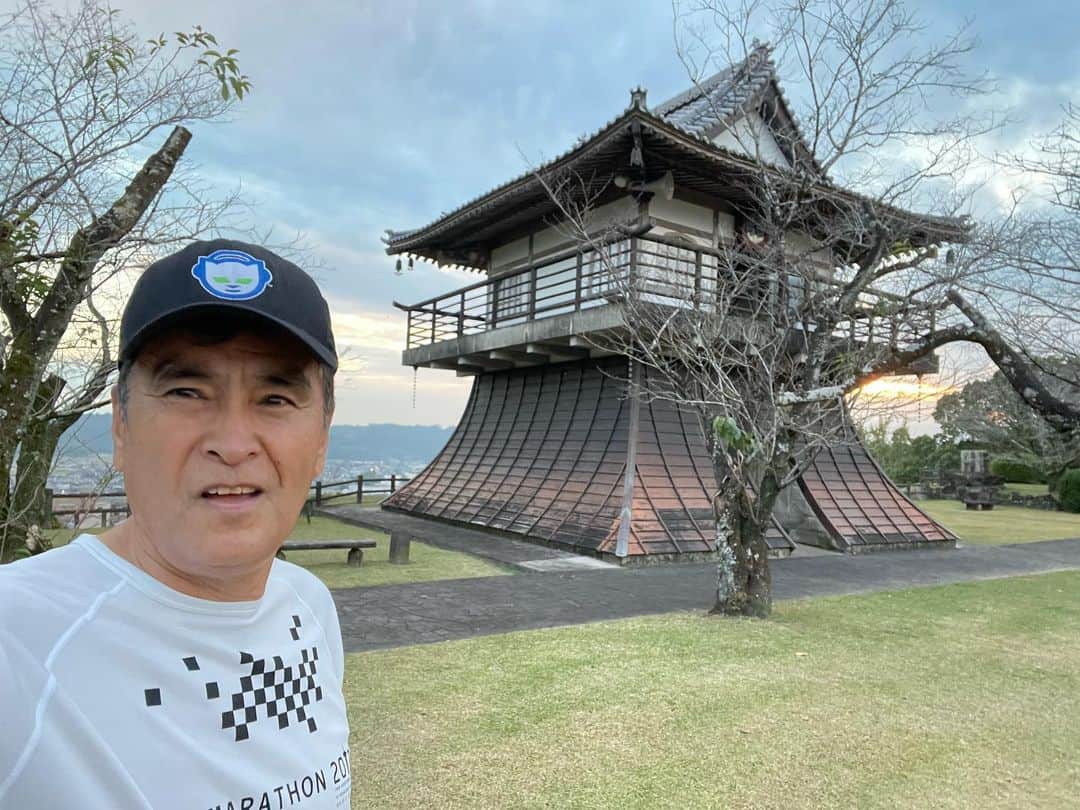石原良純のインスタグラム：「宮崎県木城町にある高城城址。もちろん、丘の上にある物見櫓はレプリカ。 当時、こんな立派な構造物があろうはずもない。 しかし、この山城は戦国九州の歴史に大きく関わる。 この城を巡って、二つの合戦が巻き起こった。 島津の城を、大友宗麟が攻めたのが耳川の合戦。大友勢は大敗を帰し、島津、大友、龍造寺という九州三大巨頭の座から滑り落ちた。 それから9年後、同じく島津が守る高城城を攻めたのが全国統一を目前とした豊臣秀長の軍勢。 日向国の北に位置するこの城は、日本の歴史に大きく関わっていたのだ。でも今は、丘から見下ろす景色はなんとものどかな。城址と二つの古戦場を走って巡り、木城温泉館湯ららで、疲れを癒して帰る。 仕事の合間に三連休の1日を、有意義に楽しんだ。あー、楽しかった。」