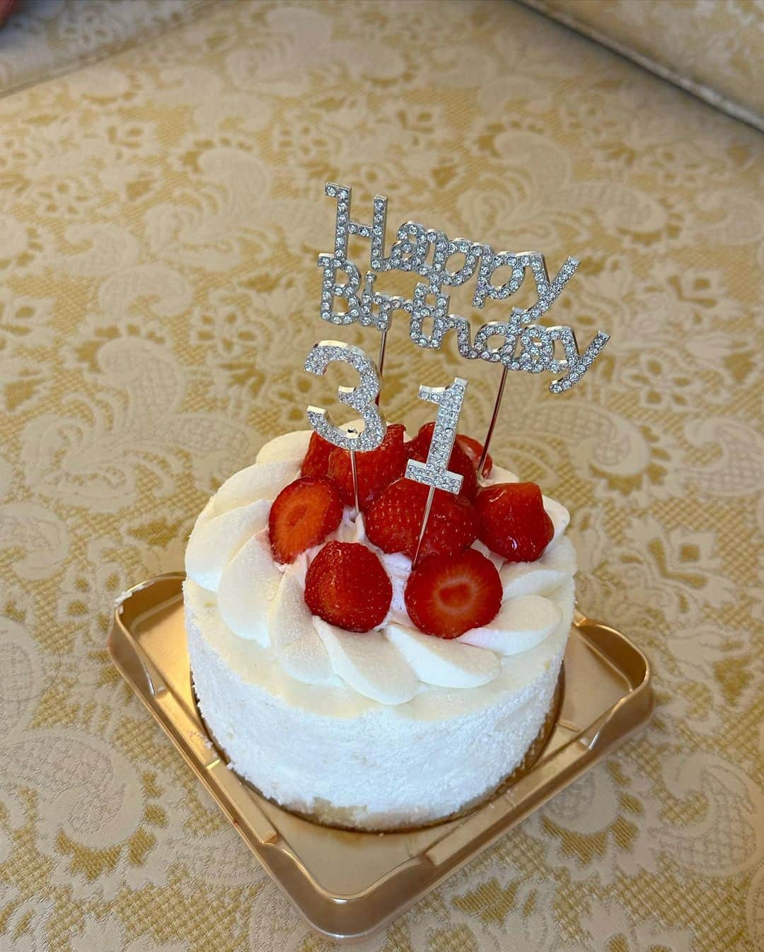 計良日向子（ひなひ）さんのインスタグラム写真 - (計良日向子（ひなひ）Instagram)「. 本日誕生日を迎えました🎂🥂💭 . . . すでにおめでとうのメッセージくれた方 ありがとうございます🥹💞💞 読ませて頂きました🥹幸せ、、！！！ 31歳になりましたが今年も毎日楽しく インスタや他のSNSで好きなものを 発信できたらなぁと思います♡ . . . この年になると特に抱負とかもなくて笑 毎日健康に過ごせますように✨ . . . 今年のバースデーフォトは大人ぽく🥂💭 ワンピース、カチューシャ、バルーン、 ケーキの飾りは全て @shein_japan です♡ 全部SHEINで揃っちゃう時代凄い！ . . . #バースデー #バースデーケーキ #バースデーフォト #バースデー購入品 #バースデーパーティー #誕生日パーティー #ホテルステイ #東京ホテル #shein購入品 #sheingals」11月5日 22時29分 - kerahinako1105