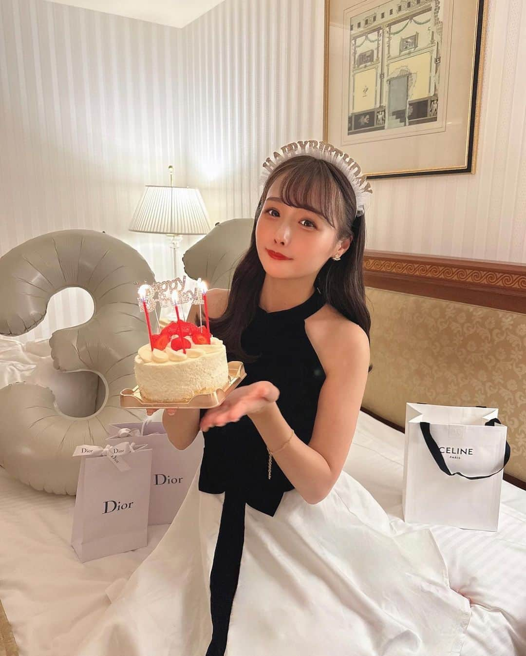 計良日向子（ひなひ）さんのインスタグラム写真 - (計良日向子（ひなひ）Instagram)「. 本日誕生日を迎えました🎂🥂💭 . . . すでにおめでとうのメッセージくれた方 ありがとうございます🥹💞💞 読ませて頂きました🥹幸せ、、！！！ 31歳になりましたが今年も毎日楽しく インスタや他のSNSで好きなものを 発信できたらなぁと思います♡ . . . この年になると特に抱負とかもなくて笑 毎日健康に過ごせますように✨ . . . 今年のバースデーフォトは大人ぽく🥂💭 ワンピース、カチューシャ、バルーン、 ケーキの飾りは全て @shein_japan です♡ 全部SHEINで揃っちゃう時代凄い！ . . . #バースデー #バースデーケーキ #バースデーフォト #バースデー購入品 #バースデーパーティー #誕生日パーティー #ホテルステイ #東京ホテル #shein購入品 #sheingals」11月5日 22時29分 - kerahinako1105