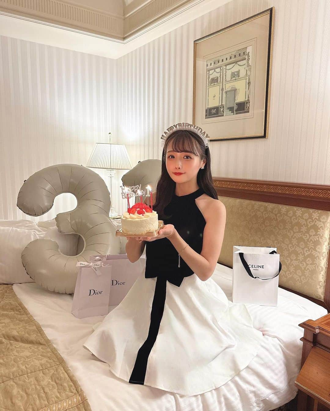 計良日向子（ひなひ）さんのインスタグラム写真 - (計良日向子（ひなひ）Instagram)「. 本日誕生日を迎えました🎂🥂💭 . . . すでにおめでとうのメッセージくれた方 ありがとうございます🥹💞💞 読ませて頂きました🥹幸せ、、！！！ 31歳になりましたが今年も毎日楽しく インスタや他のSNSで好きなものを 発信できたらなぁと思います♡ . . . この年になると特に抱負とかもなくて笑 毎日健康に過ごせますように✨ . . . 今年のバースデーフォトは大人ぽく🥂💭 ワンピース、カチューシャ、バルーン、 ケーキの飾りは全て @shein_japan です♡ 全部SHEINで揃っちゃう時代凄い！ . . . #バースデー #バースデーケーキ #バースデーフォト #バースデー購入品 #バースデーパーティー #誕生日パーティー #ホテルステイ #東京ホテル #shein購入品 #sheingals」11月5日 22時29分 - kerahinako1105