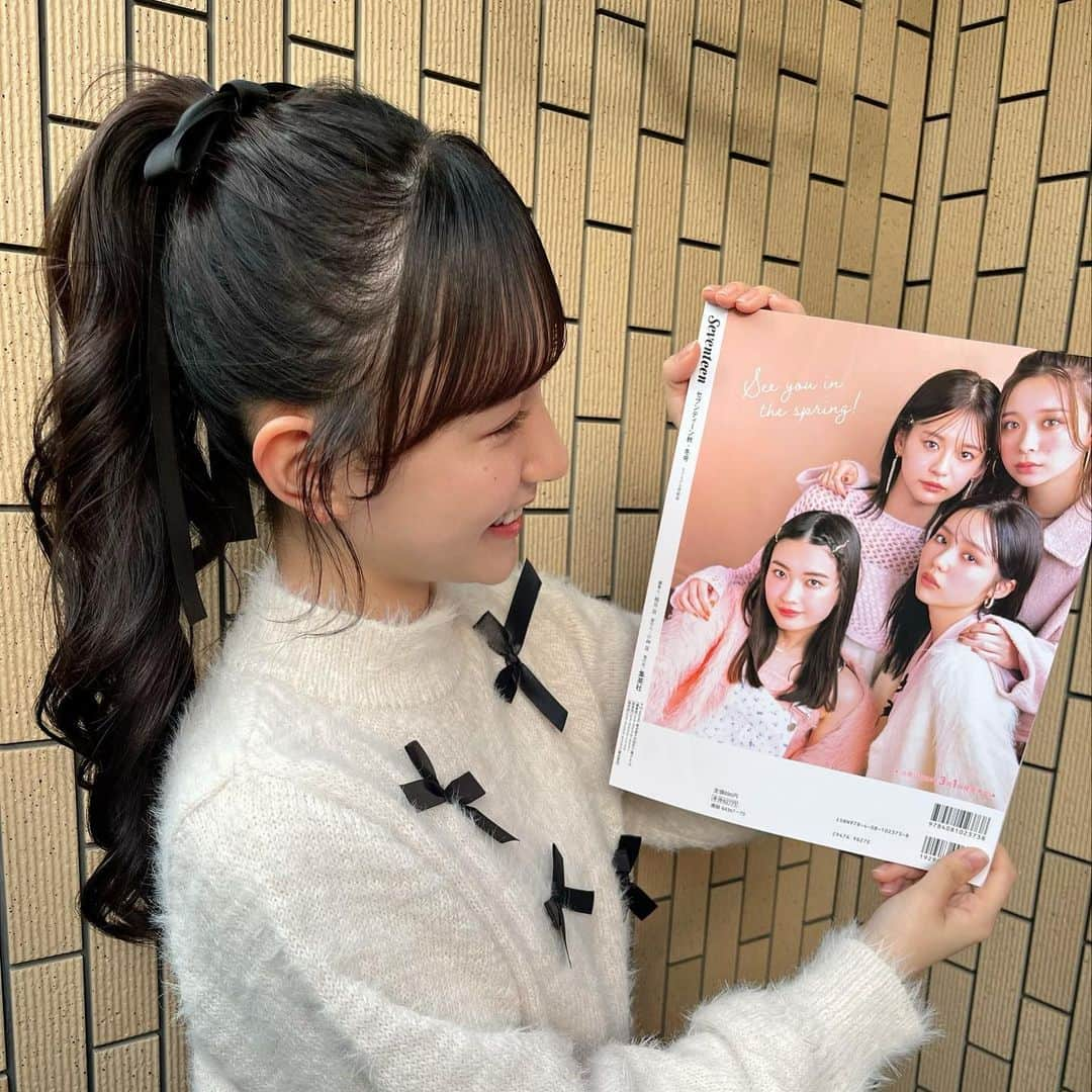 河村ここあさんのインスタグラム写真 - (河村ここあInstagram)「🎀Seventeen秋冬号🤍  Seventeen秋冬号が発売されましたね👼🏻 みなさんもう読んでいただけましたか？ 地方でも発売され始めたと聞いたので まだの方はぜひ読んでくれたら嬉しいです🥹  秋冬号の表紙は2パターンあって 私が持っているのは姉モのみなさまの表紙です✨ みなさんほんっっとうにお美しくて可愛くて ガーリーな雰囲気との融合が天才的で 大好きな表紙になっています😭 私のお洋服も秋田汐梨さんのお洋服に 寄せてみました🎀  そして！表紙に私の名前が2つも載っていて 感動しました🥹 「可愛さ爆上げ冬服計画」では 仲良しのあんちゃんとあんここで企画ができて 本当に嬉しかったです🫶🏻 みれいちゃんとも初めて撮影出来て嬉しかった🥹 どのページも素敵でずっと見入ってしまいます！  ぜひコメントで感想教えてね〜♡  (最後の写真、ポニテを見せようとしたら 首が折れそうになりました😂😂 雑誌に光が入らないように撮ったですが なんか逆に角度がついてしまいました🥲)  #seventeen #seventeen秋冬号  #STモ #河村ここあ」11月5日 22時32分 - kawamura_kokoa