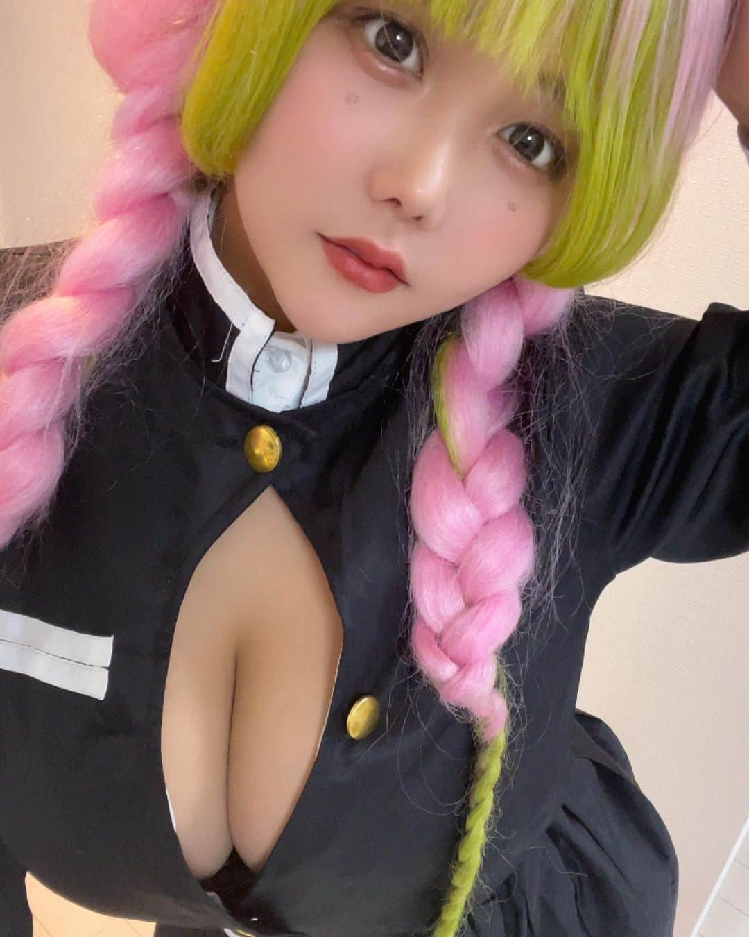 ななちゃのインスタグラム：「甘露寺コスプレどうかな？ Do you like cosplay?   #恋柱　#甘露寺蜜璃  #鬼滅の刃　#アニメ  #アニメコスプレ　#コスプレ #動画編集 #summer #smile #gravure #gravureidol #グラビア #グラドル #インスタグラビア #グラビアアイドル  #水着 #bikinigirl #ビキニ #セクシー #asiangirls #asiansexy #bikinimodel」