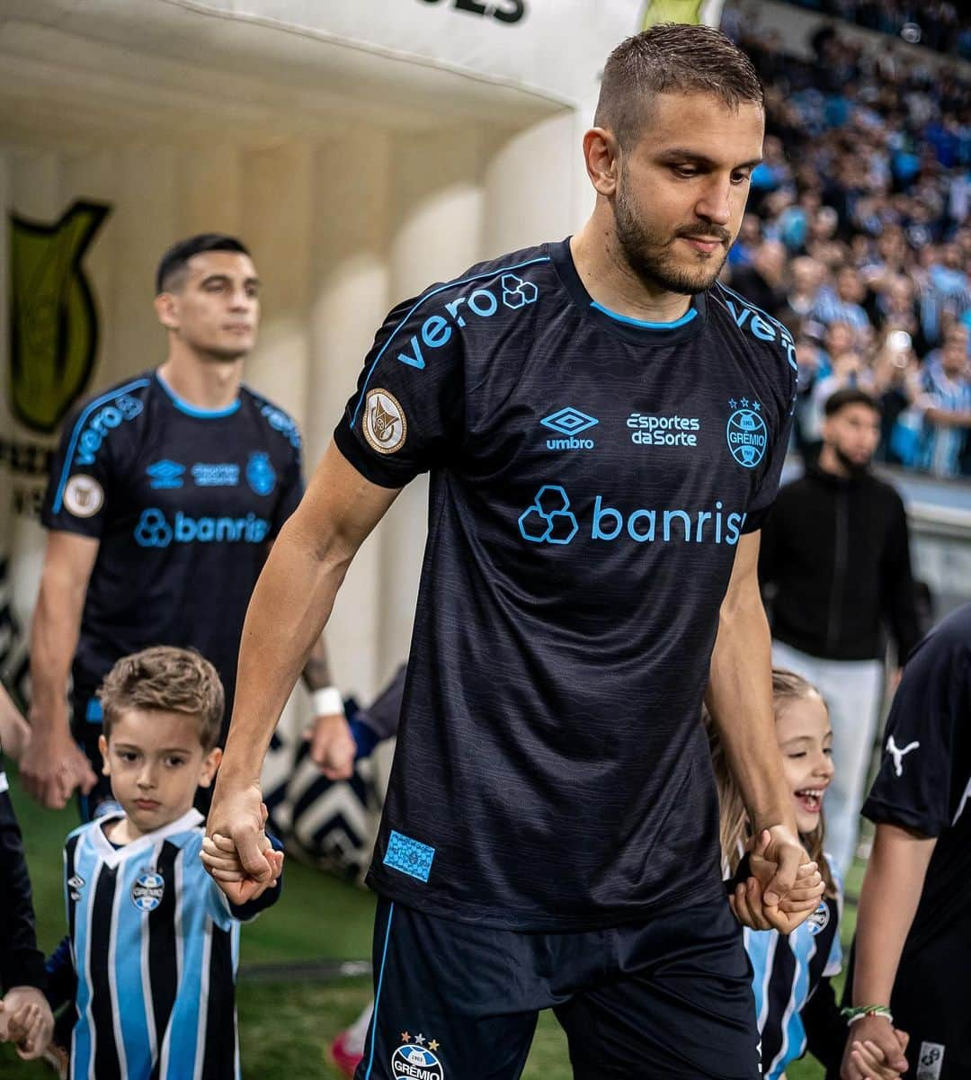 ブルーノ・ウビニのインスタグラム：「Casa cheia, criançada em campo e quarta vitória seguida. SEGUIMOS 🦇🇪🇪 @gremio」