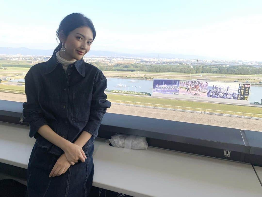 田中道子さんのインスタグラム写真 - (田中道子Instagram)「京都競馬場行ってきました🥴✨  メイン2レース当たったもののガミってしまったよ〜🥹 でもでも、これから楽しみなレースもあるからこの調子で的中させてく！  2枚目はコラボTシャツ！ 競馬場な最適な装いで行ってきました笑  明日も朝からロケだー！ 寝るぞー！」11月5日 22時38分 - michikotanaka_official