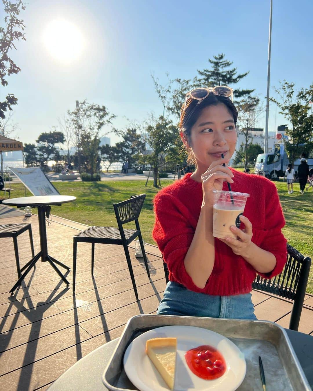 ayumiのインスタグラム：「ぽかぽか連休🌞 ゆっくりまったりと過ごせました🥳  このZARAのショート丈のニット🍅 お揃いというメッセージがちらほら嬉しい〜😍💫  明日からまた頑張ろ😎🔥🔥」