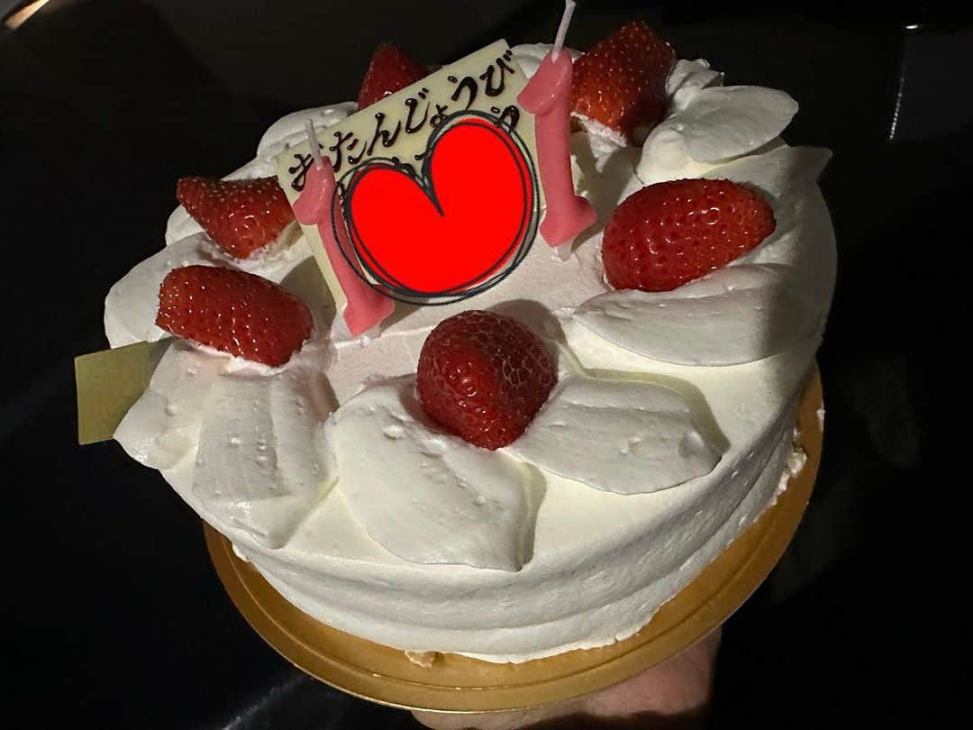 ギャル曽根のインスタグラム：「息子のお誕生日🎂❤️❤️❤️ あっという間の11歳✨ 本当早い😂❗️❗️ 大好き、大好きと毎日言い続けてますが、最近は恥ずかしいから外ではやめてね。って。🥹 どんどん成長するなぁ。。 私もママになって11歳か。。 大変なことも沢山あったけどあっという間の11年でした。 これからはもっとゆっくり成長してくれると嬉しいな。 なんだか母は寂しいよ。 でも健康に毎日楽しく過ごせてすくすく育ってくれてありがとう✨✨✨✨✨ 素敵で楽しい歳になりますように、、、❤️❤️❤️ おめでとう🎊❤️❤️ 大好きだよ。笑❤️ #息子 #お誕生日🎂 #11歳」