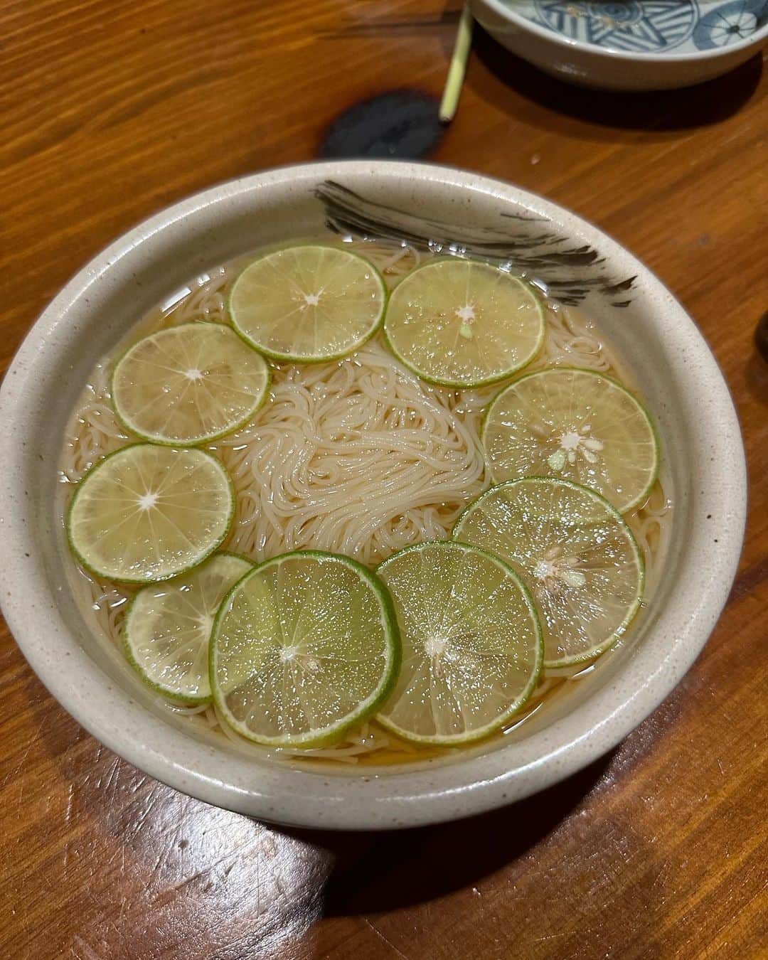 春名亜美さんのインスタグラム写真 - (春名亜美Instagram)「こんっっっなに美味しい日本食がタイで食べれるなんて🥺  📍@sasaya_bangkok   前回はシーロム店。 今回はスクンビット店に。  メニューの数がすごく多いのに、何を頼んでも本当に本当に美味しい🥺  息子達はここのアジフライが大好物🐟  私はすだちそうめんの汁を飲み干すほど大好きです🥰  お魚はなんと、日本から空輸しているそう✈️ お店の内装から食材まで、こだわりがすごい🫢  バンコクは全く日本食に困らない😁  #ll_旅記録 #タイ旅行 #バンコク #バンコク旅行 #子連れ旅行 #子連れバンコク #バンコク日本食 #バンコク和食」11月5日 22時42分 - amiharunaami