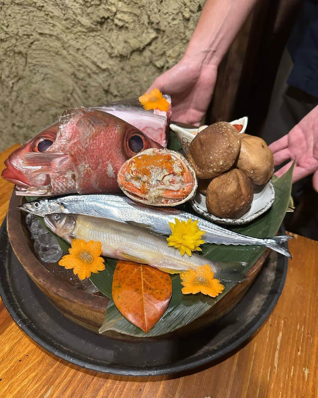 のインスタグラム：「こんっっっなに美味しい日本食がタイで食べれるなんて🥺  📍@sasaya_bangkok   前回はシーロム店。 今回はスクンビット店に。  メニューの数がすごく多いのに、何を頼んでも本当に本当に美味しい🥺  息子達はここのアジフライが大好物🐟  私はすだちそうめんの汁を飲み干すほど大好きです🥰  お魚はなんと、日本から空輸しているそう✈️ お店の内装から食材まで、こだわりがすごい🫢  バンコクは全く日本食に困らない😁  #ll_旅記録 #タイ旅行 #バンコク #バンコク旅行 #子連れ旅行 #子連れバンコク #バンコク日本食 #バンコク和食」