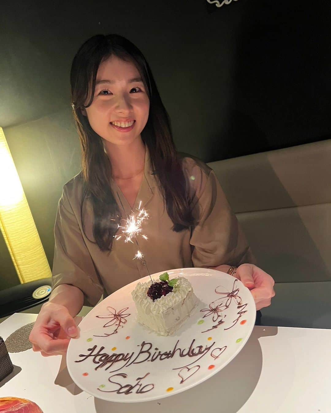 岩立沙穂さんのインスタグラム写真 - (岩立沙穂Instagram)「お誕生日からもう１ヶ月経ってるけど  載せられてなかったケーキ。  おんちゃんとさやりんと脱出ゲームに行ってね、その帰りにお祝いしてもらったんだ✌️  でもこの日おんちゃんがお仕事があって最後までいられなくて、、 お通しの生ハムの次にケーキが出てくるというまさにサプラーーイズ😂  めーっちゃ笑った！絶対またとないタイミングだったよ🎂  ありがとう✨  . . #サプライズバースデー #birthdaycake」11月5日 22時44分 - saho_iwatate104