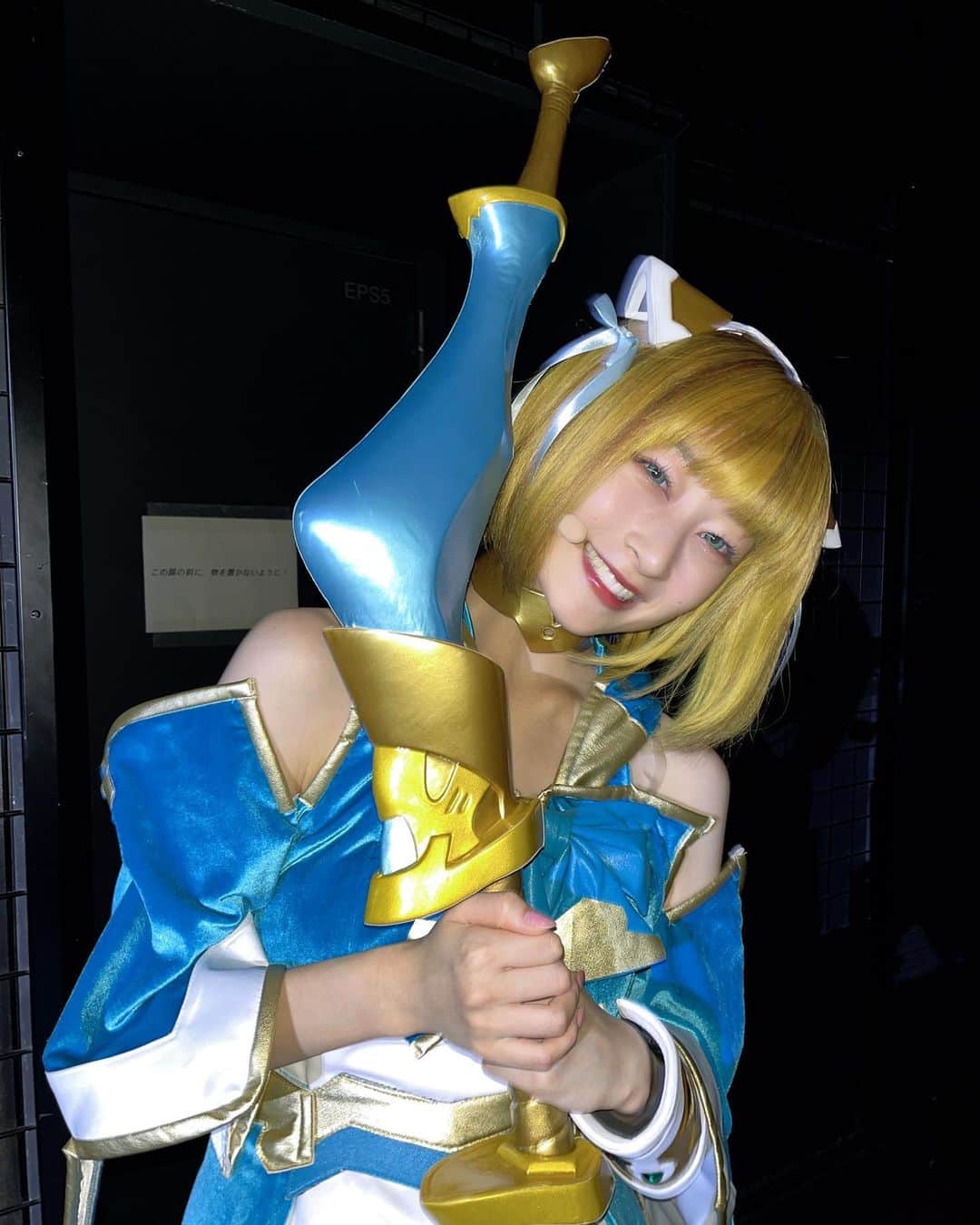 高井千帆のインスタグラム：「⁡ 舞台『魔法歌劇アルマギア〜Episode.0〜』 全8公演、本当にありがとうございました🎼🩵 ⁡ 舞台が発表された朗読劇を客席で観させていただいたとき、歌と魔法が紡ぐ物語の世界観の素晴らしさに感動したのと2.5次元の舞台が初めての自分にちゃんと役が務まるのかという不安を感じたのを覚えています。 ⁡ ＂守りたいものを守るために戦う＂ことを ティアお姉様をはじめ大切な人に教えてもらい、 ミアは成長することが出来ました🏹  お姉様がなおちゃんで本当に良かったです。 ⁡ 劇場や配信でご観劇いただいたみなさま、 たくさんの応援本当にありがとうございました！ ⁡ これからも盛り上がっていくアルマギアプロジェクトが 楽しみで仕方ないです！！！ またいつか、アルマギアの世界で戦えるように 今は力をためておきます🏹  ⁡ ミア・イクタル役/高井千帆」