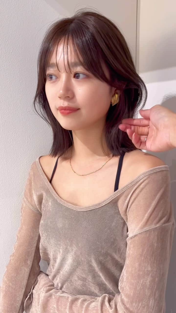中根稔貴のインスタグラム：「顔まわりに動きを出した上品なlayer lobスタイル  落ち着いた色味の増える秋ファッションにポイントをプラスしたhairです🍁  #オリーブベージュ  #ロブ#ボブ#くびれボブ#ミディアムヘア#カジュアルヘア#レイヤーカット#透明感カラー#グレージュ#グレージュカラー#オリーブグレージュ#顔周りレイヤー#フェイスレイヤー#カジュアルヘア#くびれヘア#透明感ヘア #オリーブベージュ#SHIMA原宿#原宿美容室#shimaharajuku」