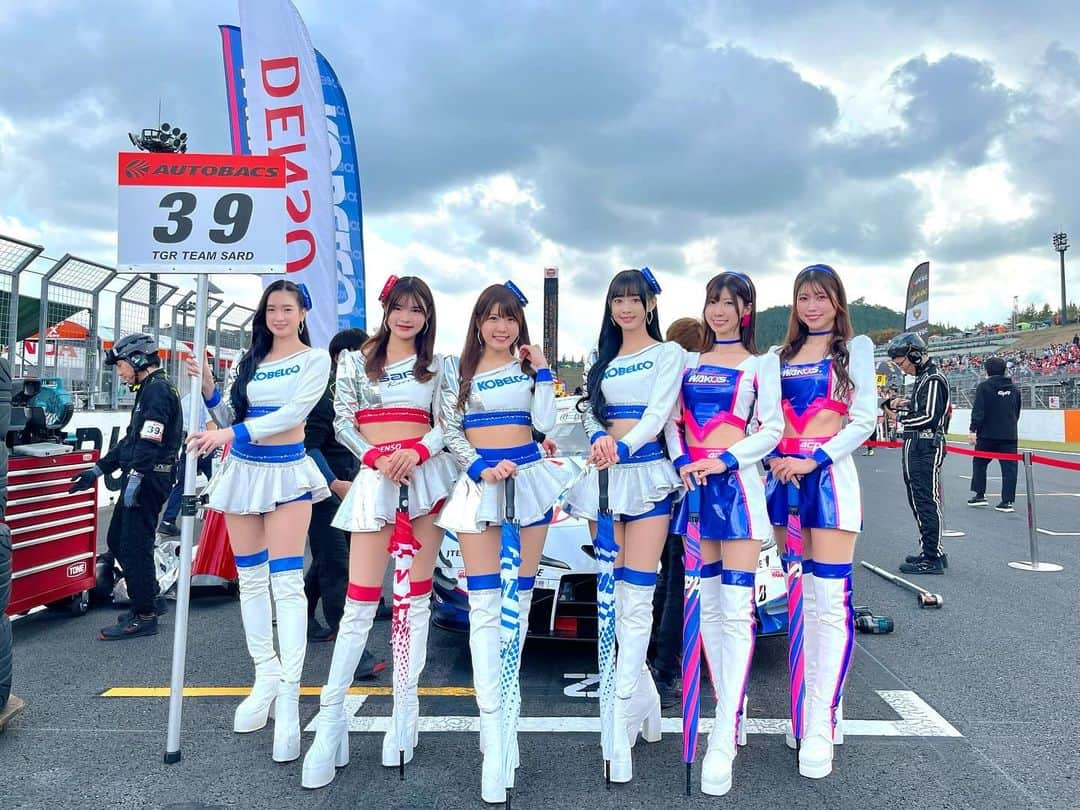 宮瀬七海さんのインスタグラム写真 - (宮瀬七海Instagram)「SUPERGT2023年シーズン KOBELCO GIRLSとしてSARDを応援できて 嬉しかったです！ 関わってくださった皆様ありがとうございました☺️💙❤️  チームの皆さま、ファンの皆さまから 花束を頂きましたっ😭💐  SARDはチーム皆さまも！レースクイーンメンバーも！ もちろんファンの皆さまも！みんな温かくて… すっかり虜になった1年でした☺️💙❤️  言葉でうまくまとめられないのですが、 SARDならではの思いやりや、人の繋がりを感じる みんなでひとつのチームなんだって思うあの温かい雰囲気 脇阪監督率いるレースに熱く全員で取り組むチームの雰囲気 SARDは最高です！！  そんなチームの一員になれて幸せなシーズンでした☺️💙  最終戦はSARDの本日の決勝レース結果は 7位でチェッカーを受け、 シリーズランキングは9位でした！  39号車と 私たちレースクイーンへの たくさんの応援ありがとうございましたっ🏁✨✨  #SUPERGT #TGRTEAMSARD #kobelcogirls  #1年間ありがとうございました #モビリティリゾートもてぎ  #スーパーgt  #500クラス #39  #レースクイーン #KOBELCO #KOBELCOGIRLS #sardracing  #motorsports #race #TOYOTA  #レース  #モータースポーツ #RQ #unit #team  #follow #love  #宮瀬七海」11月5日 22時54分 - nanami_miyase