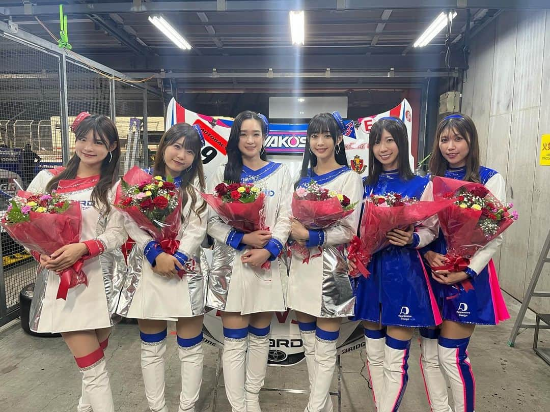 宮瀬七海さんのインスタグラム写真 - (宮瀬七海Instagram)「SUPERGT2023年シーズン KOBELCO GIRLSとしてSARDを応援できて 嬉しかったです！ 関わってくださった皆様ありがとうございました☺️💙❤️  チームの皆さま、ファンの皆さまから 花束を頂きましたっ😭💐  SARDはチーム皆さまも！レースクイーンメンバーも！ もちろんファンの皆さまも！みんな温かくて… すっかり虜になった1年でした☺️💙❤️  言葉でうまくまとめられないのですが、 SARDならではの思いやりや、人の繋がりを感じる みんなでひとつのチームなんだって思うあの温かい雰囲気 脇阪監督率いるレースに熱く全員で取り組むチームの雰囲気 SARDは最高です！！  そんなチームの一員になれて幸せなシーズンでした☺️💙  最終戦はSARDの本日の決勝レース結果は 7位でチェッカーを受け、 シリーズランキングは9位でした！  39号車と 私たちレースクイーンへの たくさんの応援ありがとうございましたっ🏁✨✨  #SUPERGT #TGRTEAMSARD #kobelcogirls  #1年間ありがとうございました #モビリティリゾートもてぎ  #スーパーgt  #500クラス #39  #レースクイーン #KOBELCO #KOBELCOGIRLS #sardracing  #motorsports #race #TOYOTA  #レース  #モータースポーツ #RQ #unit #team  #follow #love  #宮瀬七海」11月5日 22時54分 - nanami_miyase