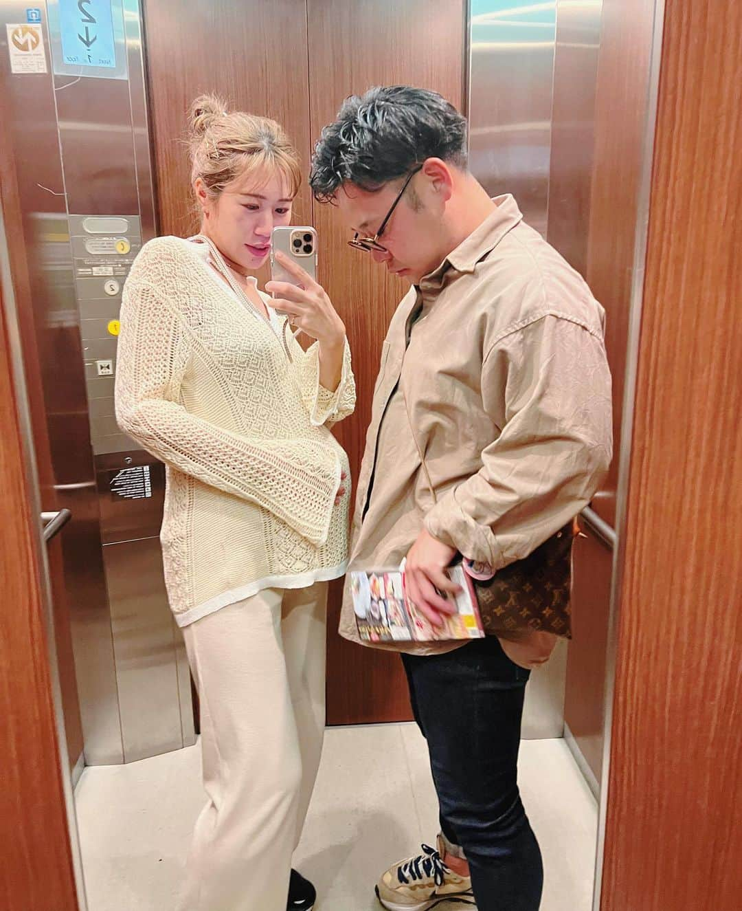 かとうあやのさんのインスタグラム写真 - (かとうあやのInstagram)「. 最近のcoordinate🤰  38週🤰 予定日まで、9日。。 11キロ増えました🙈 お腹は張るようになって、お腹の痛みも少しある… 胎動はすごい笑 めちゃくちゃ動く動く👶🏻  毎日ソワソワしております…🧎‍♀️🧎‍♀️🧎‍♀️  妊娠生活もあと少しかぁ〜🥺 予定日が近い方がちらほらいて、嬉しい。 頑張りましょうーーー😭💕  #臨月 #妊婦 #マタニティライフ  #マタニティコーデ  #妊婦コーデ」11月5日 22時55分 - ayan01217