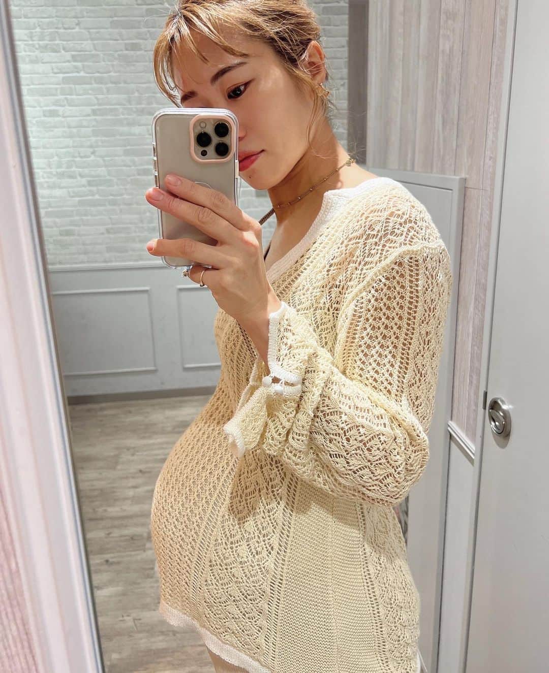 かとうあやののインスタグラム：「. 最近のcoordinate🤰  38週🤰 予定日まで、9日。。 11キロ増えました🙈 お腹は張るようになって、お腹の痛みも少しある… 胎動はすごい笑 めちゃくちゃ動く動く👶🏻  毎日ソワソワしております…🧎‍♀️🧎‍♀️🧎‍♀️  妊娠生活もあと少しかぁ〜🥺 予定日が近い方がちらほらいて、嬉しい。 頑張りましょうーーー😭💕  #臨月 #妊婦 #マタニティライフ  #マタニティコーデ  #妊婦コーデ」