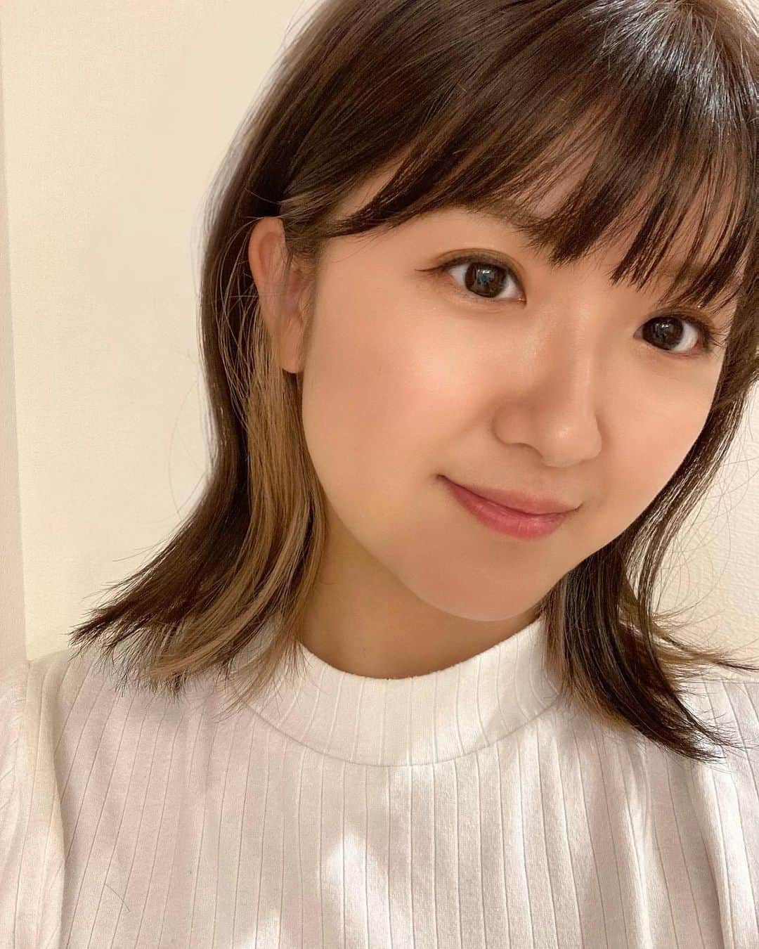 徳永千奈美のインスタグラム：「少し前に美容院へ行ってきました☺️🫶 インナーカラーはまだまだ楽しみたいからキープで私好みの色をお伝えして後はお任せ!!✨  実は先月から移転して名前も AND by spicaから AND by hair salonにパワーアップ✨✨ 場所は引き続き恵比寿だよ🦐  かれこれもう8年くらいお世話になっている @and_by_akemi さん、 @__y_o_n_e__  さん☺️ 気分変えたい、可愛く、かっこよくなりたいけど、どーしたらいいかわからなーーーいなんて方！ アットホームで落ち着くし是非行ってみてね✂︎🫶  #恵比寿 #美容院 #インナーカラー #だいたいいつもお任せカラー #なのに #いつも私好みのカラー #天才 #今旅行中 #明日は水族館 #楽しみ #皆様 #おやすみなさい」