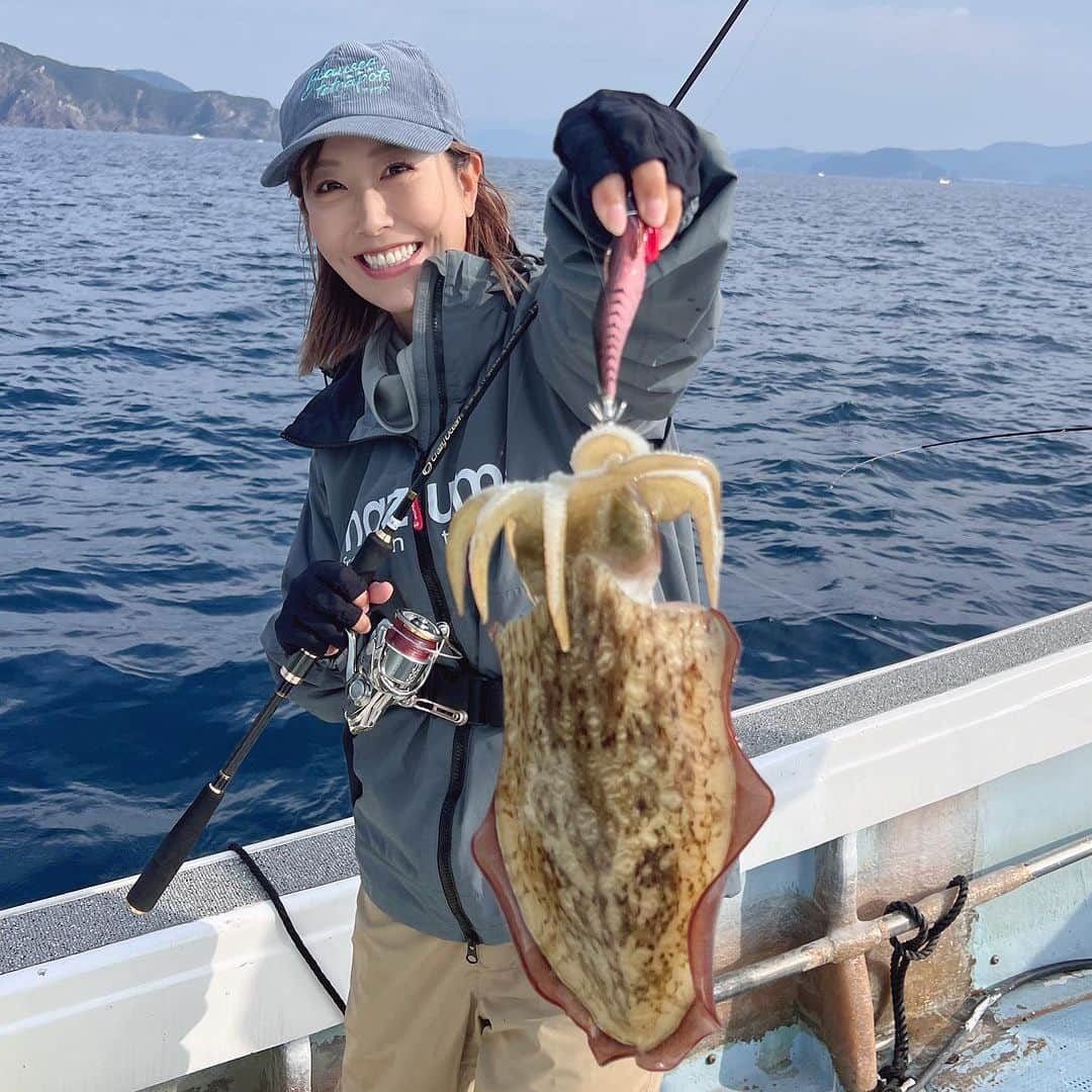 蒼井さやさんのインスタグラム写真 - (蒼井さやInstagram)「今日は三重県にて4年振りに開催される 【五ヶ所湾ボートエギング大会】にゲスト参加させて頂き、大会に参加される皆さんと一緒にティップランを楽しんできました☺️✨️ 皆さんお疲れ様でしたー😊✨️ ・ ・ ・ アオリイカちゃんのご機嫌はあまり良く無かったみたいですが、それでも釣果をあげている方も沢山いらっしゃったので凄い👏の一言です🥳 私は今回、秀榮丸さんにお世話になり、アオリイカ一杯と、コウイカが1杯、オマケのフグが釣れました😁 途中明らかに大きいのをドラグをいじってしまったが為にバラしてしまい、ﾁ───(´-ω-｀)───ﾝでしたがww でもお話を聞いてると、かかったけどバラしたって方結構いたのでイカは違う言い方があるのかもしれないけど、食いが浅かったのかな？と思ったり…運要素もあるのかな…とか。 なにわともあれ、また次の釣りへの課題となりました😊 ・ ・ ・ ちなみに私の今回のヒットエギはクレイジーオーシャンさんのティップランナー3.5号のアジレッド。シンカーは30g。 実は前回も同じエギでヒット。 三重県の海と相性がいいのか？！私との相性がいいのか？！ とにかく私のテッパンエギになってしまいました✨️ ・ ・ ・ 今回も豪華賞品目白押し、来てくれた参加者さんを手ぶらで返さないこの大会は協賛メーカーさんも沢山✨️商品も沢山✨️突然のスコールが降ってもお構い無し！！笑 それでも楽しい大会になりました😁✨️ 改めまして、入賞された皆さまおめでとうございます🎉 久しぶりの五ヶ所湾での大会、船長さんはじめ、知ってる顔ぶれがチラホラ…みんなに久しぶりにお会いできてめっちゃ嬉しかったです♥️ ありがとうございました☺🙏 また来年も参加しよっと～🤪 ・ ・ ・  #五ヶ所湾ボートエギング大会  #ティップランエギング  #アオリイカ  #三重県釣り 釣り  #Fishing  #fishinglife  #Fishinggirl」11月5日 22時57分 - saya.aoi