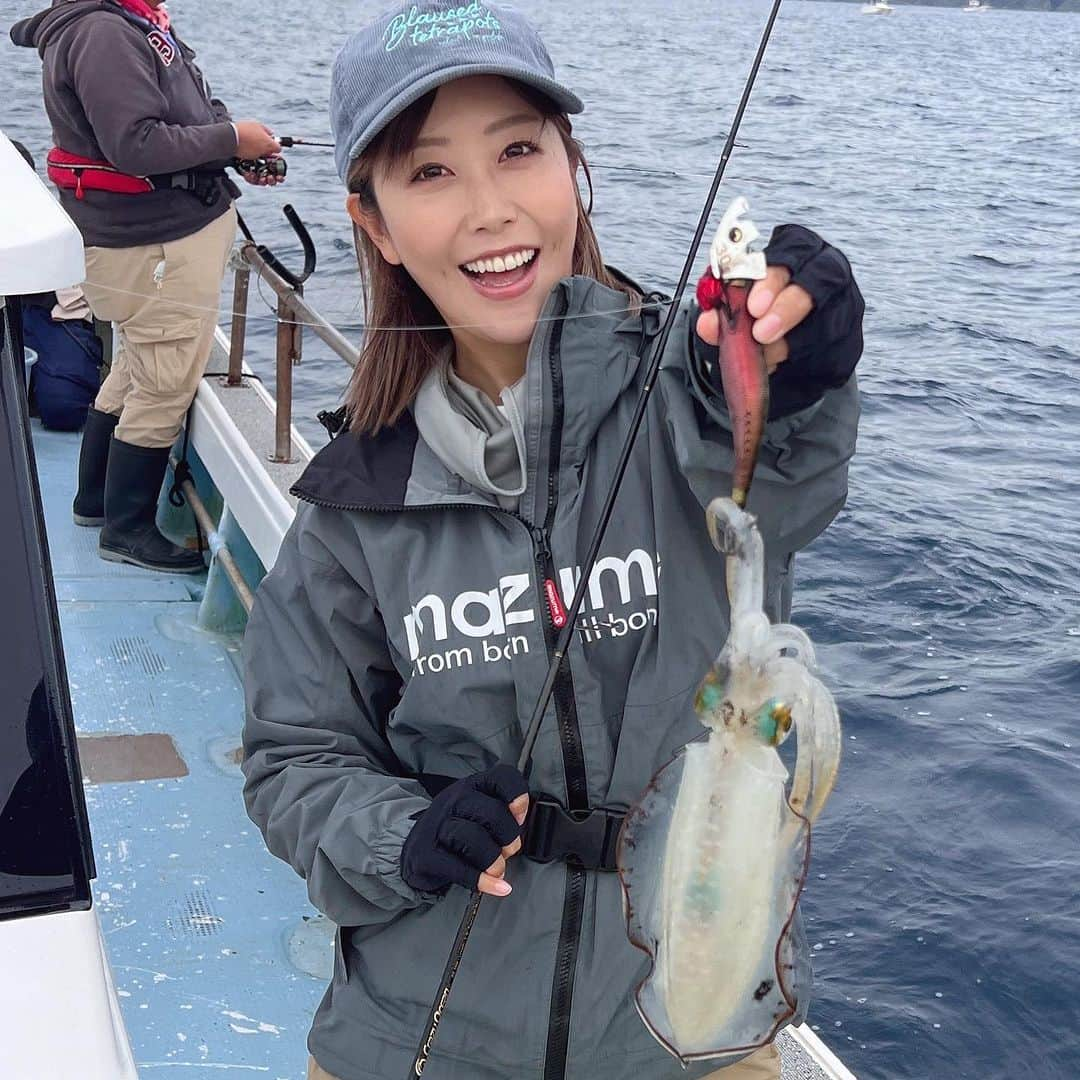 蒼井さやさんのインスタグラム写真 - (蒼井さやInstagram)「今日は三重県にて4年振りに開催される 【五ヶ所湾ボートエギング大会】にゲスト参加させて頂き、大会に参加される皆さんと一緒にティップランを楽しんできました☺️✨️ 皆さんお疲れ様でしたー😊✨️ ・ ・ ・ アオリイカちゃんのご機嫌はあまり良く無かったみたいですが、それでも釣果をあげている方も沢山いらっしゃったので凄い👏の一言です🥳 私は今回、秀榮丸さんにお世話になり、アオリイカ一杯と、コウイカが1杯、オマケのフグが釣れました😁 途中明らかに大きいのをドラグをいじってしまったが為にバラしてしまい、ﾁ───(´-ω-｀)───ﾝでしたがww でもお話を聞いてると、かかったけどバラしたって方結構いたのでイカは違う言い方があるのかもしれないけど、食いが浅かったのかな？と思ったり…運要素もあるのかな…とか。 なにわともあれ、また次の釣りへの課題となりました😊 ・ ・ ・ ちなみに私の今回のヒットエギはクレイジーオーシャンさんのティップランナー3.5号のアジレッド。シンカーは30g。 実は前回も同じエギでヒット。 三重県の海と相性がいいのか？！私との相性がいいのか？！ とにかく私のテッパンエギになってしまいました✨️ ・ ・ ・ 今回も豪華賞品目白押し、来てくれた参加者さんを手ぶらで返さないこの大会は協賛メーカーさんも沢山✨️商品も沢山✨️突然のスコールが降ってもお構い無し！！笑 それでも楽しい大会になりました😁✨️ 改めまして、入賞された皆さまおめでとうございます🎉 久しぶりの五ヶ所湾での大会、船長さんはじめ、知ってる顔ぶれがチラホラ…みんなに久しぶりにお会いできてめっちゃ嬉しかったです♥️ ありがとうございました☺🙏 また来年も参加しよっと～🤪 ・ ・ ・  #五ヶ所湾ボートエギング大会  #ティップランエギング  #アオリイカ  #三重県釣り 釣り  #Fishing  #fishinglife  #Fishinggirl」11月5日 22時57分 - saya.aoi