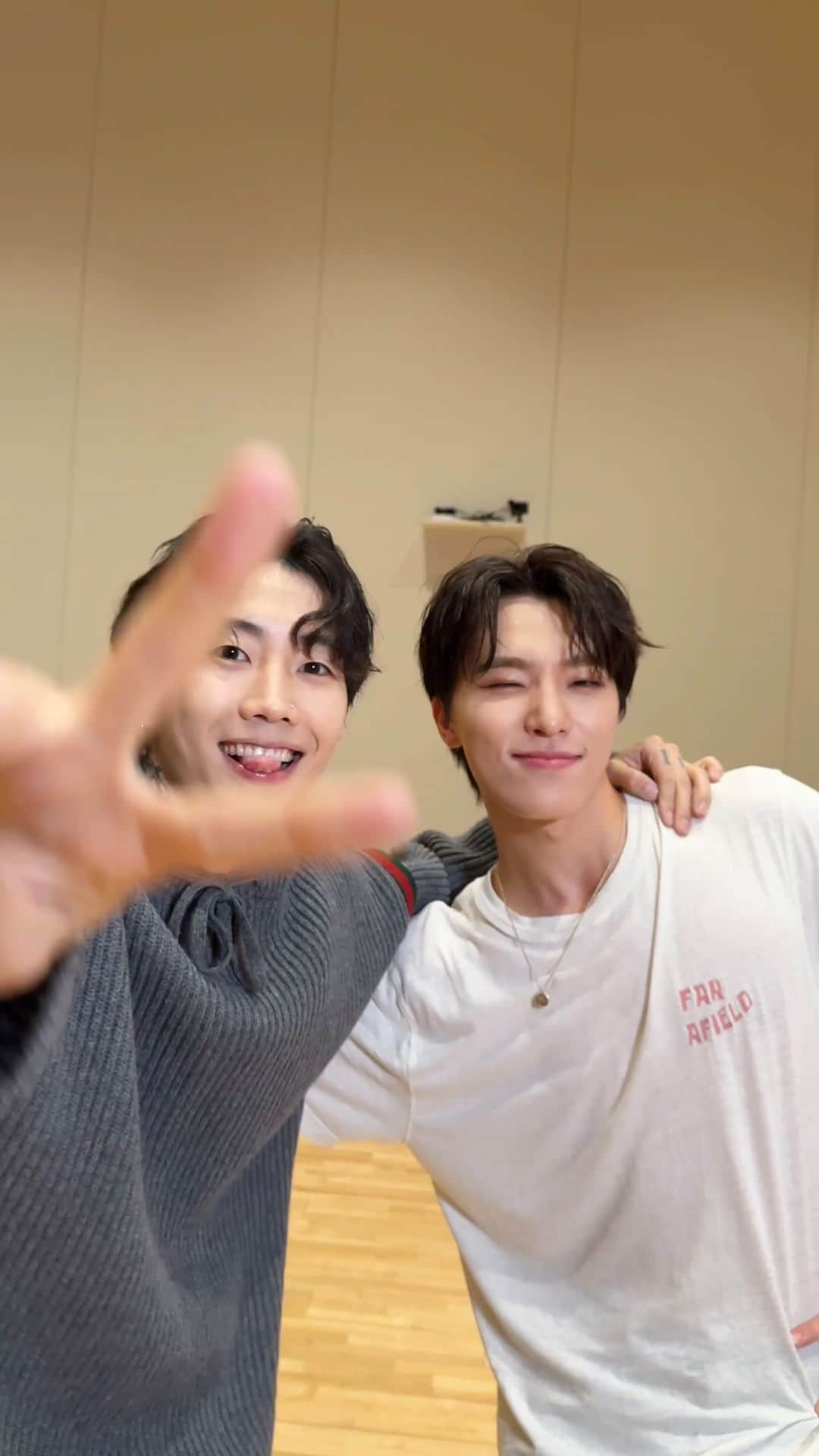 SEVENTEENのインスタグラム：「#GodOfMusic 🤟 with #박재범 #JayPark #DINO #SEVENTEEN #세븐틴 #음악의신 #SVT_GodOfMusic」