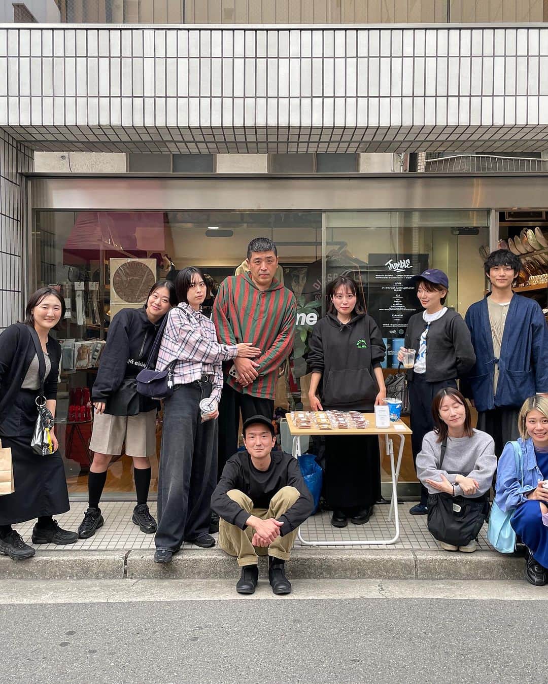 BANRI KOBAYASHIさんのインスタグラム写真 - (BANRI KOBAYASHIInstagram)「広島ありがとうございました！  昔から好きな街で新しい友達もできたし、映像も撮れたし、なにより夜は最高のパーティになってよかった。 快く迎え入れてくれたprogrammeの木村さん、出演者とスタッフの皆さん、遊びに来てくれた皆さん、東京や他県から来てくれたら友達たち、本当にありがとうございました！ 色んな人がDiaspora着てくれててめちゃ嬉しかったです。  若いメンバーも加わって、僕らの新しい形が見えてきたツアーでした。 来年もDSPJSPでどこか行きましょう🍶」11月5日 22時59分 - banri_diaspora