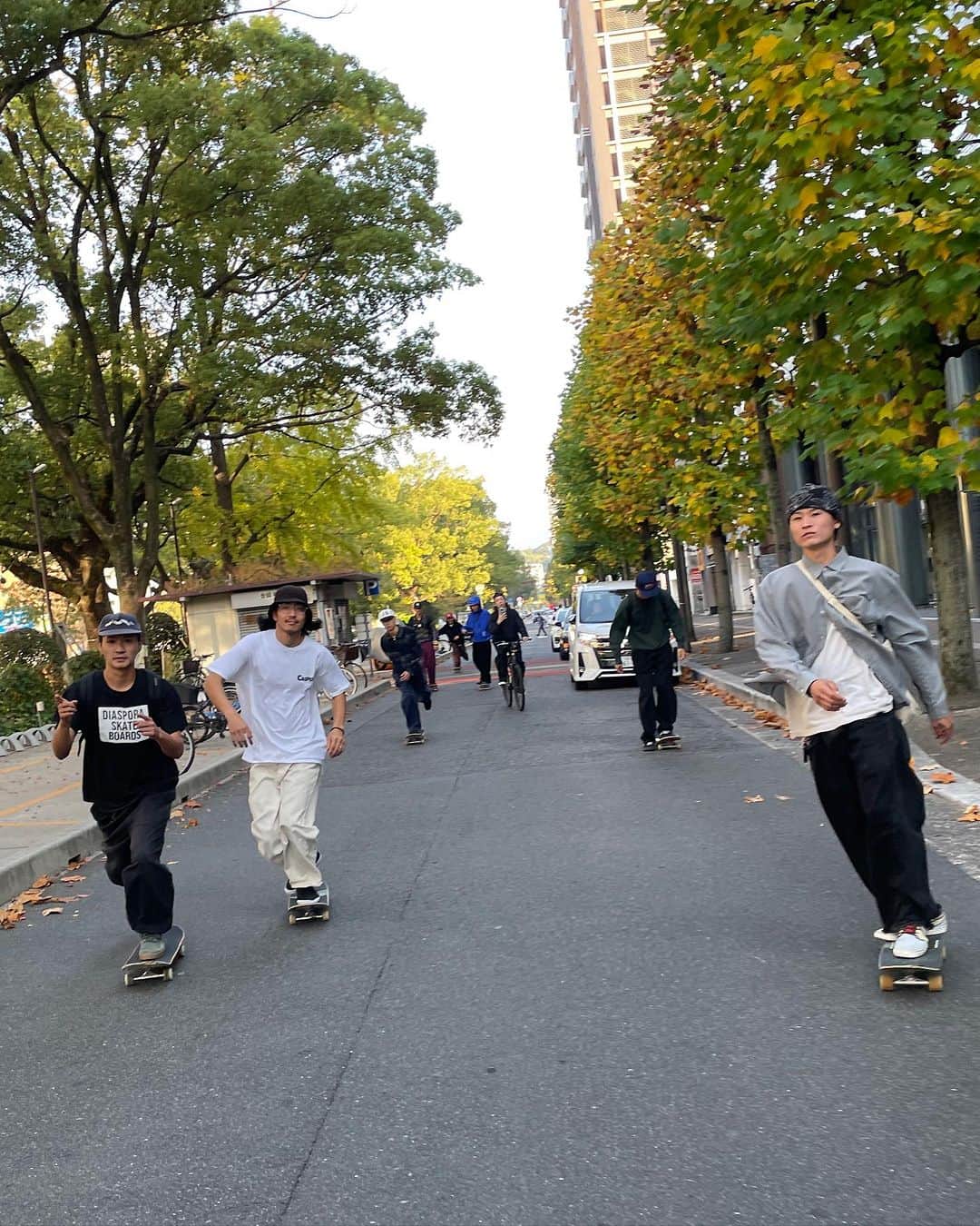 BANRI KOBAYASHIのインスタグラム：「広島ありがとうございました！  昔から好きな街で新しい友達もできたし、映像も撮れたし、なにより夜は最高のパーティになってよかった。 快く迎え入れてくれたprogrammeの木村さん、出演者とスタッフの皆さん、遊びに来てくれた皆さん、東京や他県から来てくれたら友達たち、本当にありがとうございました！ 色んな人がDiaspora着てくれててめちゃ嬉しかったです。  若いメンバーも加わって、僕らの新しい形が見えてきたツアーでした。 来年もDSPJSPでどこか行きましょう🍶」
