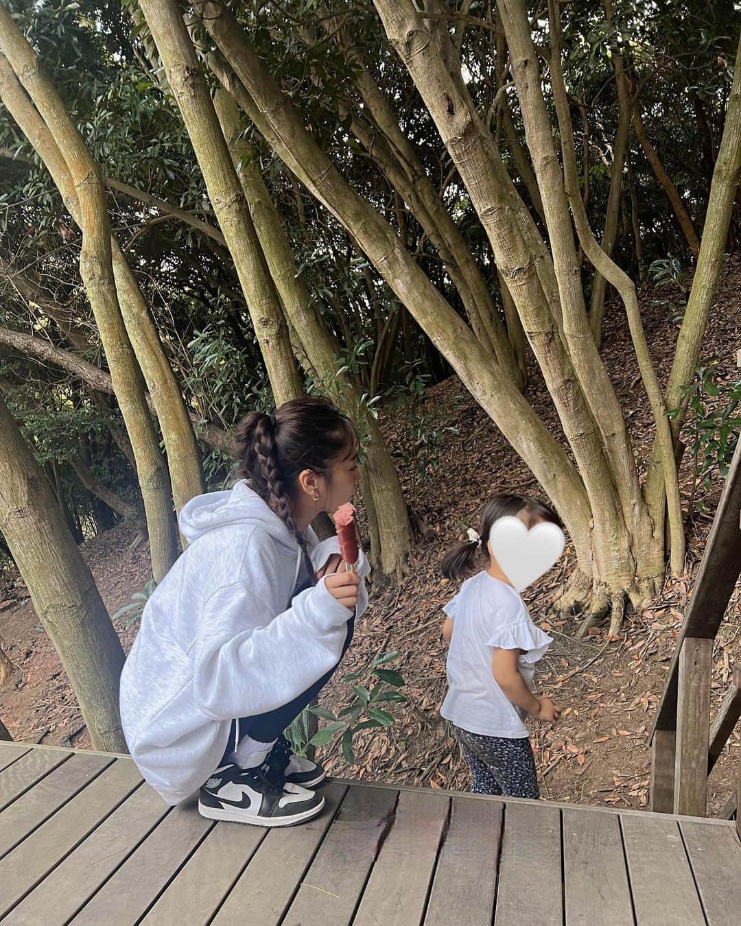 近藤千尋のインスタグラム：「今日は自然と戯れてきました⛰️🌳🪵💕 恒例の餅つき大会もして最高な日😍🫶 お友達のvillageで1日中 虫さん探したり、探検したり、、✨✨ 子供達もいろんな発見をしながら勉強になったね☺️ みんなで餅つきして つきたてのお餅、なんでこんなに美味しいの🩷  朝起きて、目がパンパンに腫れていた私は サングラスが必須でした、、笑 疲れが出るといつも目に😂  帰る頃には腫れも引いてよかった💁‍♀️✨ リフレッシュできました☺️💕  ひろくん、由真ありがとう🥰  明日からまた1週間がんばりましょう🫶」