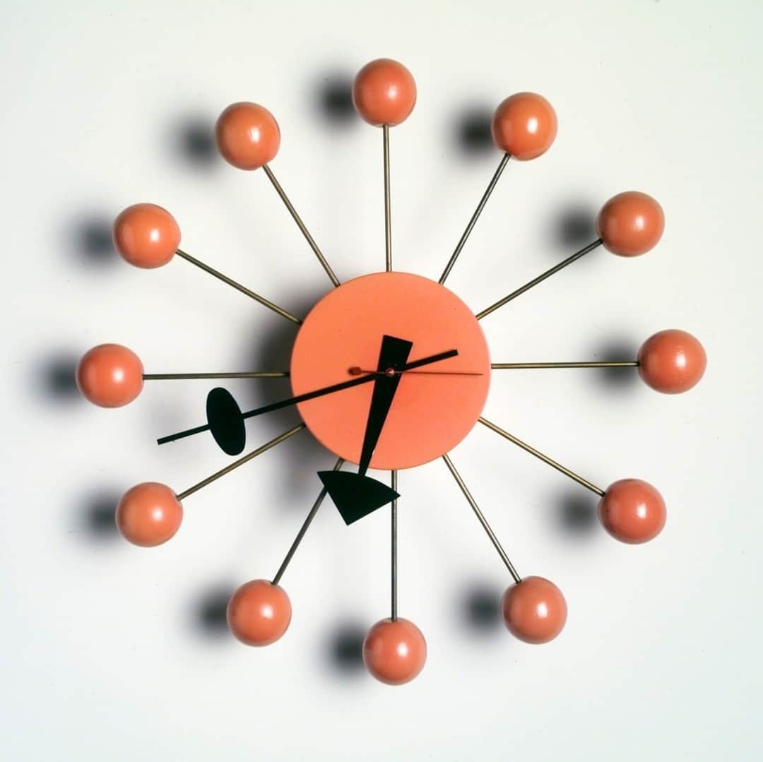 ブルックリン美術館のインスタグラム：「Take back some time this Sunday. 🕰️⁠ ⁠ Not just because you deserve it, but because it’s the end of #DaylightSavings. It’s also the perfect excuse to share this “Ball” wall clock, sometimes called the “Atomic” clock, from our collection. ⁠ ⁠ An icon of mid-twentieth century American design, this design was the star of a line commissioned by the Howard Miller Clock Company to update its collection for a new, postwar generation of consumers. The rods and spheres evoking the structure of the atom introduced a modern scientific note into home or office interiors.⁠ ⁠ See it on view in the fourth floor in the Decorative Arts and Design galleries.⁠ ⁠ 🖼️ Irving Harper (American, 1916-2015). "Ball" Wall Clock, 1948-1969. Painted birch, steel, brass. Brooklyn Museum, H. Randolph Lever Fund, 2000.101.1. Creative Commons-BY (Photo: Brooklyn Museum)」
