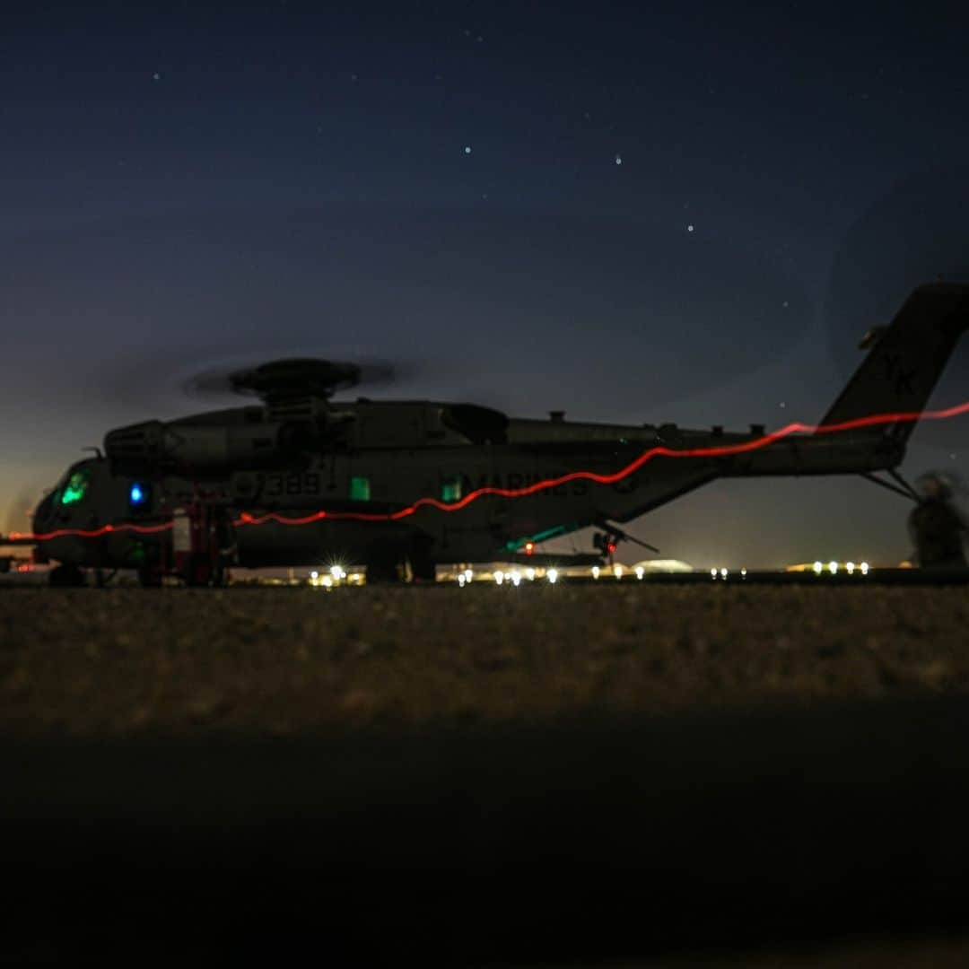 アメリカ海兵隊のインスタグラム：「AST-4   📍  Urban Training Complex Yodaville, near Yuma, AZ (Oct. 24, 2023)  #Marines assigned to Marine Aviation Weapons and Tactics Squadron One conduct Assault Support Tactics (AST) 4, Weapons and Tactics Instructor (WTI) course 1-24.  AST-4 provides prospective weapons and tactics instructors the opportunity to plan, brief, and execute a night-long range battalion air assault to multiple objectives simultaneously in a medium-threat environment while conducting five of the six functions of Marine Aviation.   📷 (U.S. Marine Corps photo by Lance Cpl. Emily Hazelbaker)  #USMC #MarineCombatArms #SemperFi」