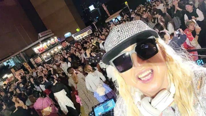 DJ KOOのインスタグラム：「座盆祭 2023！！今年も東京タワーの麓 全国各地のお祭りや盆踊り、そしてジャパンニューカルチャーが大集合、まさに伝統と革新で大盛り上がり！！  今回は鳳蝶美成先生に加え東京おとめ太鼓の桜りりぃさんとのスペシャルコラボなBON DANCE！！  集まってくれた皆さん超最高でした ありがとうDO DANCE！！   #座盆祭  #東京タワー  #盆踊り  #鳳蝶美成  #東京おとめ太鼓  #桜りりぃ  #TRF  #DJKOO」