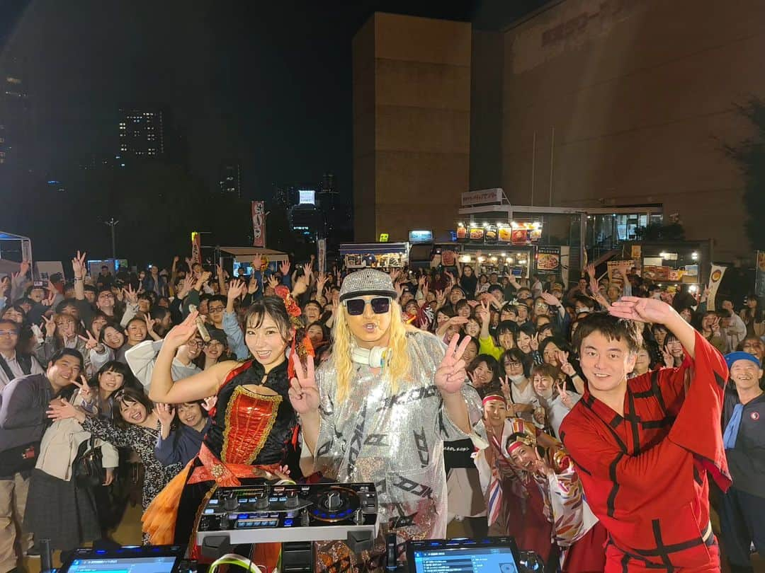 DJ KOOさんのインスタグラム写真 - (DJ KOOInstagram)「座盆祭 2023！！今年も東京タワーの麓 全国各地のお祭りや盆踊り、そしてジャパンニューカルチャーが大集合、まさに伝統と革新で大盛り上がり！！  今回は鳳蝶美成先生に加え東京おとめ太鼓の桜りりぃさんとのスペシャルコラボなBON DANCE！！  集まってくれた皆さん超最高でした ありがとうDO DANCE！！   #座盆祭  #東京タワー  #盆踊り  #鳳蝶美成  #東京おとめ太鼓  #桜りりぃ  #TRF  #DJKOO」11月5日 23時02分 - dj_koo1019