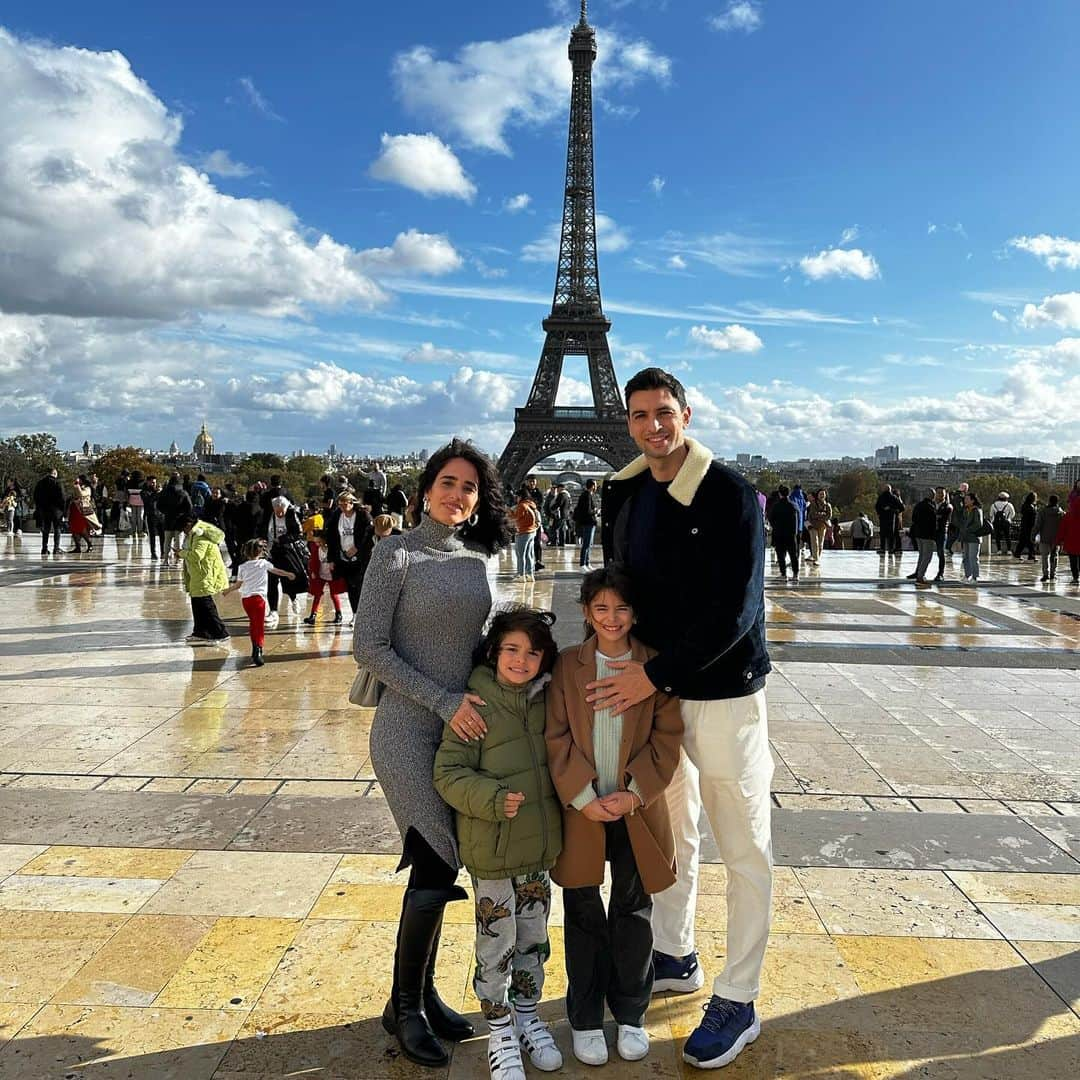 ハビエル・パストーレのインスタグラム：「Un finde semana distinto , volviendo a un lugar mágico toda la familia ❤️. #louvre #arcdetriomphe #torreeiffel #lulurestaurant #paris」