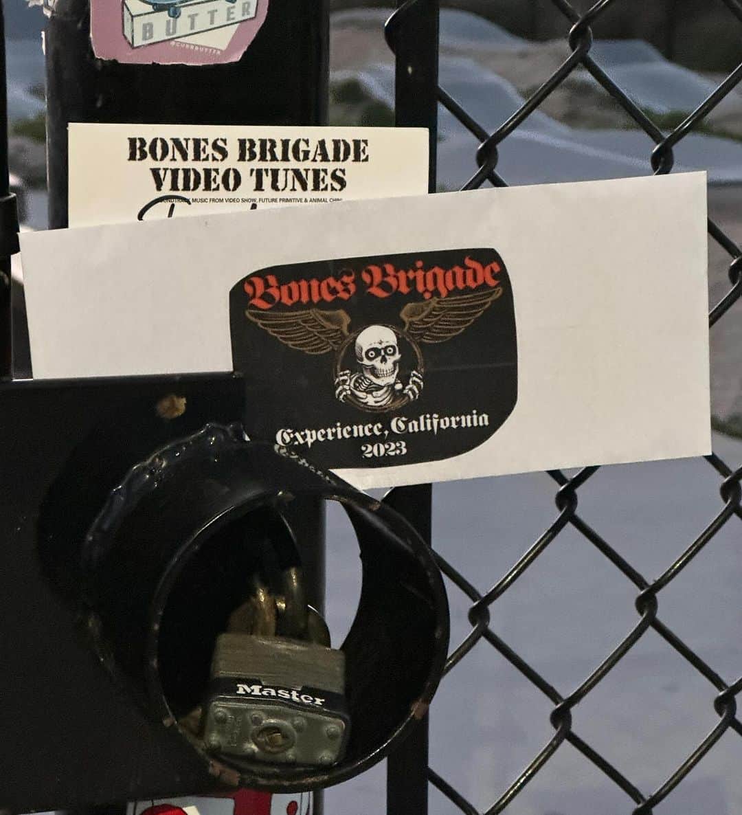 トニー・ホークのインスタグラム：「Good morning San Diego! Time change got me up way too early so I just hid two tickets to our upcoming Bones Brigade Experience on Nov 19 right here while nobody was around. Please don’t wake up the neighbors if you go searching for them and/or Animal Chin. And if you aren’t [literally] up for the quest, tickets are still available for purchase at bbexp.org (profits benefit @theskateparkproject @skateistan & @grindforlifeorg). Yapple dapple. UPDATE: they were found but not yet claimed. Whoever got them needs to tag me in a pic or a story.」