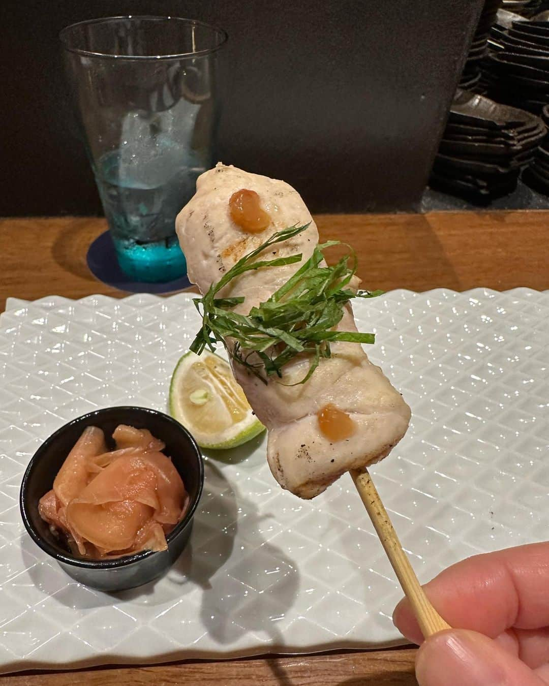 イトウジュン（タイ料理研究家）さんのインスタグラム写真 - (イトウジュン（タイ料理研究家）Instagram)「日本橋の【野乃鳥】　@nonotory.nihonbashi   久しぶりに訪問しました❣️ 丹波黒鳥🦅の焼き鳥はまるでジビエ‼️ 今回は豪華なプレミアムコースにしてみました😍税込み7480円 すごいボリュームです 前編  〆の土鍋ご飯のTKGはここのを超えるものにまだ出会ってません😊誰かと忘年会とかでまたすぐ行きたいな💕  ★いちじくと鳥生ハム(パルマの生ハムと同じ製法) レモンのオリーブオイル  ★京都こふわとろなす セミドライトマト 丹羽黒どりの首の皮  ★とりわさ 奈良漬とブロッコリースプラウト 亀ビシの醤油パウダー 上からわさびオイル  ★丹羽黒どりたたき盛り合わせ 胸肉　フランスの地中海塩 もも肉 オリーブオイル🫒  ★ささみ串 和歌山の紀州南高梅  ★丹羽黒どりねぎま串  ★つくね串 フランスのディジョンマスタード  ★丹羽黒どりのしろぎも串 和歌山のぶどうさんしょう 白胡麻  ★せせり串 タスマニアマスタード クミン 京都白ソースハバネロ  ★希少部位　とりとろ串 鶏もものソリレス 一羽分 脂のってるからわさび  ★京都の万願寺唐辛子 しょっつるをオリーブオイルと乳化させてかけてる  この先は後編で投稿します ↓  ★リードヴォー 胸腺 8羽分で一串  ★ミニすき焼き インカの目覚め オクラ ミニトマト ふわとろナス 兵庫県多可町播州地卵 黄身の味が濃厚 有精卵　 せぎも　もも肉　炭火の香り  ★寒暖差の激しい兵庫県多可町のお米(甘みが強い) さらに卵かけご飯にすると、、、 『たますみ』その場で削ってかけてくれます　 (卵黄を塩漬けにして2週間、その後天日干し3週間してできる手間のかかるものだそうです) 8時間炊いた鳥スープで土鍋ご飯　ごぼう入り  ★ファーブルトン フランスの伝統菓子 グルテンフリー ヨーグルトアイス  日本橋、神田エリアで大人気のお店なので、予約必須です😍💕❣️  野乃鳥　日本橋店 千代田区鍛冶町1-9-19  GEMS新日本橋 6F   #日本橋グルメ  #野乃鳥 #丹波黒どり  #紀州備長炭  #日本橋デート #三越前グルメ  #デート向け #カウンター席 #東京グルメ #翠ジンソーダ  #外さない店  #焼き鳥デート #ペアリングワイン  #焼き鳥ペアリング #コスパグルメ」11月5日 23時08分 - junito.13