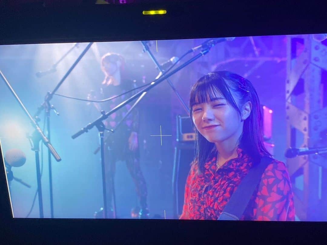 日南遥さんのインスタグラム写真 - (日南遥Instagram)「🎼 ⁡ ⁡ こんばんは〜 ⁡ 「大好きだから大嫌い」のMV撮影で スタッフさんが撮っておいてくれた 無加工ビジュ良好ひなみと みよとのシーンのオフショットです🏃‍♀️ ⁡ 今日と全然関係ない写真でごめんね...笑 載せるタイミングを見失った画像や動画を インスタで載せさせてください…🦭🦭 ⁡ ⁡ 今日は！ #手羽セン全国ツアー2023 神奈川公演🐲 ⁡ 他にも現場がある中たくさんの方に 手羽センのライブをえらんでいただけて すごく幸せだなあとなりました！🥲 ⁡ tvk関内デビルでたくさんお世話になってる神奈川で またこうしてツアーできてよかったです😈 ⁡ オレンジTだったりオレンジペンラで パワー送ってくれて本当にありがとう☺️ ⁡ ⁡ 今日はグルメやお土産チャレンジできずだったので レナち生誕の日に再チャレンジできたらいいなー！ ⁡ ⁡ 1週間たくさんおつかれさまでした！ 明日からまた平日ほどよくがんばろね⚑︎⚐︎ またあしたー！」11月5日 23時08分 - haruka_hinami