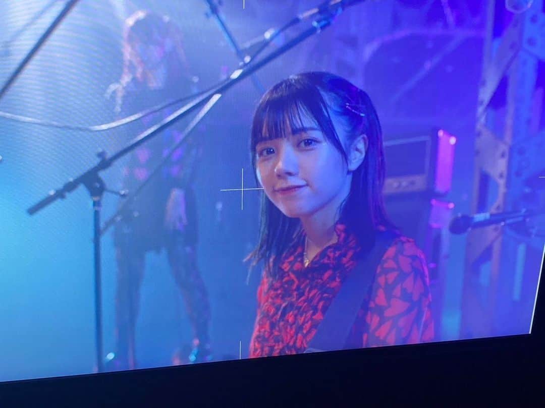 日南遥さんのインスタグラム写真 - (日南遥Instagram)「🎼 ⁡ ⁡ こんばんは〜 ⁡ 「大好きだから大嫌い」のMV撮影で スタッフさんが撮っておいてくれた 無加工ビジュ良好ひなみと みよとのシーンのオフショットです🏃‍♀️ ⁡ 今日と全然関係ない写真でごめんね...笑 載せるタイミングを見失った画像や動画を インスタで載せさせてください…🦭🦭 ⁡ ⁡ 今日は！ #手羽セン全国ツアー2023 神奈川公演🐲 ⁡ 他にも現場がある中たくさんの方に 手羽センのライブをえらんでいただけて すごく幸せだなあとなりました！🥲 ⁡ tvk関内デビルでたくさんお世話になってる神奈川で またこうしてツアーできてよかったです😈 ⁡ オレンジTだったりオレンジペンラで パワー送ってくれて本当にありがとう☺️ ⁡ ⁡ 今日はグルメやお土産チャレンジできずだったので レナち生誕の日に再チャレンジできたらいいなー！ ⁡ ⁡ 1週間たくさんおつかれさまでした！ 明日からまた平日ほどよくがんばろね⚑︎⚐︎ またあしたー！」11月5日 23時08分 - haruka_hinami