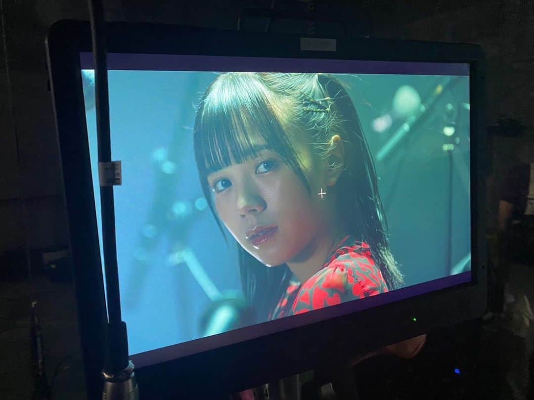 日南遥さんのインスタグラム写真 - (日南遥Instagram)「🎼 ⁡ ⁡ こんばんは〜 ⁡ 「大好きだから大嫌い」のMV撮影で スタッフさんが撮っておいてくれた 無加工ビジュ良好ひなみと みよとのシーンのオフショットです🏃‍♀️ ⁡ 今日と全然関係ない写真でごめんね...笑 載せるタイミングを見失った画像や動画を インスタで載せさせてください…🦭🦭 ⁡ ⁡ 今日は！ #手羽セン全国ツアー2023 神奈川公演🐲 ⁡ 他にも現場がある中たくさんの方に 手羽センのライブをえらんでいただけて すごく幸せだなあとなりました！🥲 ⁡ tvk関内デビルでたくさんお世話になってる神奈川で またこうしてツアーできてよかったです😈 ⁡ オレンジTだったりオレンジペンラで パワー送ってくれて本当にありがとう☺️ ⁡ ⁡ 今日はグルメやお土産チャレンジできずだったので レナち生誕の日に再チャレンジできたらいいなー！ ⁡ ⁡ 1週間たくさんおつかれさまでした！ 明日からまた平日ほどよくがんばろね⚑︎⚐︎ またあしたー！」11月5日 23時08分 - haruka_hinami