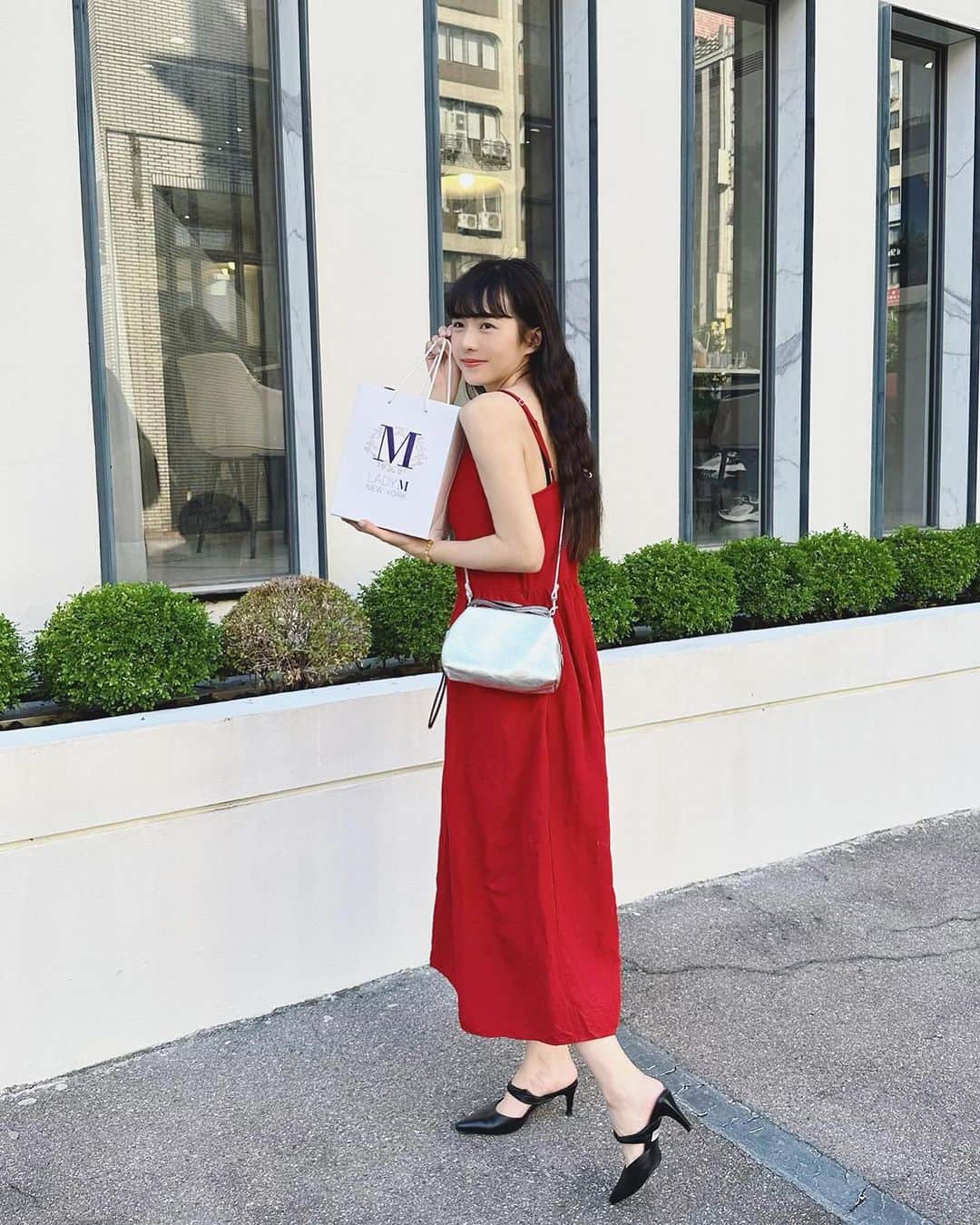 Dewi Chienのインスタグラム：「突如其來的週末會議， 和買完蛋糕快樂的我❤️ #今日幸運色 #簡家三姊妹-1」