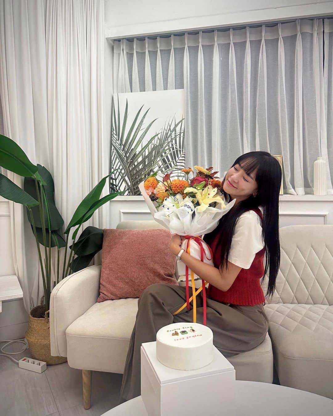 ジュヨン さんのインスタグラム写真 - (ジュヨン Instagram)「난 아직도 꽃을 받으면 넘 좋드라 💐🫶🥰 Thanks to @doubleflag_official 🧡」11月5日 23時10分 - jupppal