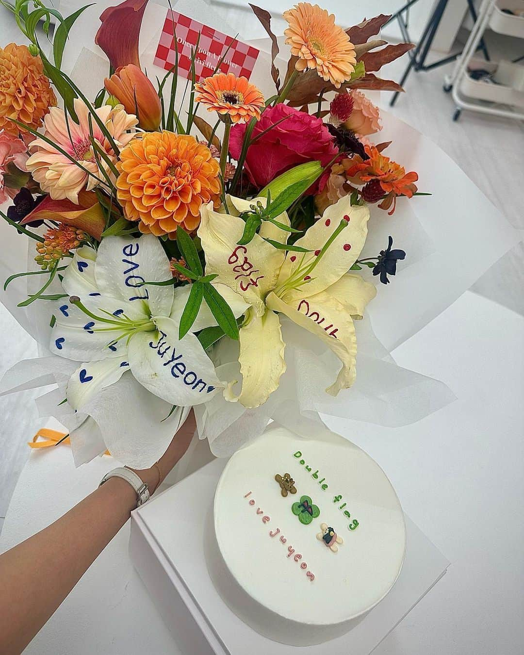 ジュヨン さんのインスタグラム写真 - (ジュヨン Instagram)「난 아직도 꽃을 받으면 넘 좋드라 💐🫶🥰 Thanks to @doubleflag_official 🧡」11月5日 23時10分 - jupppal