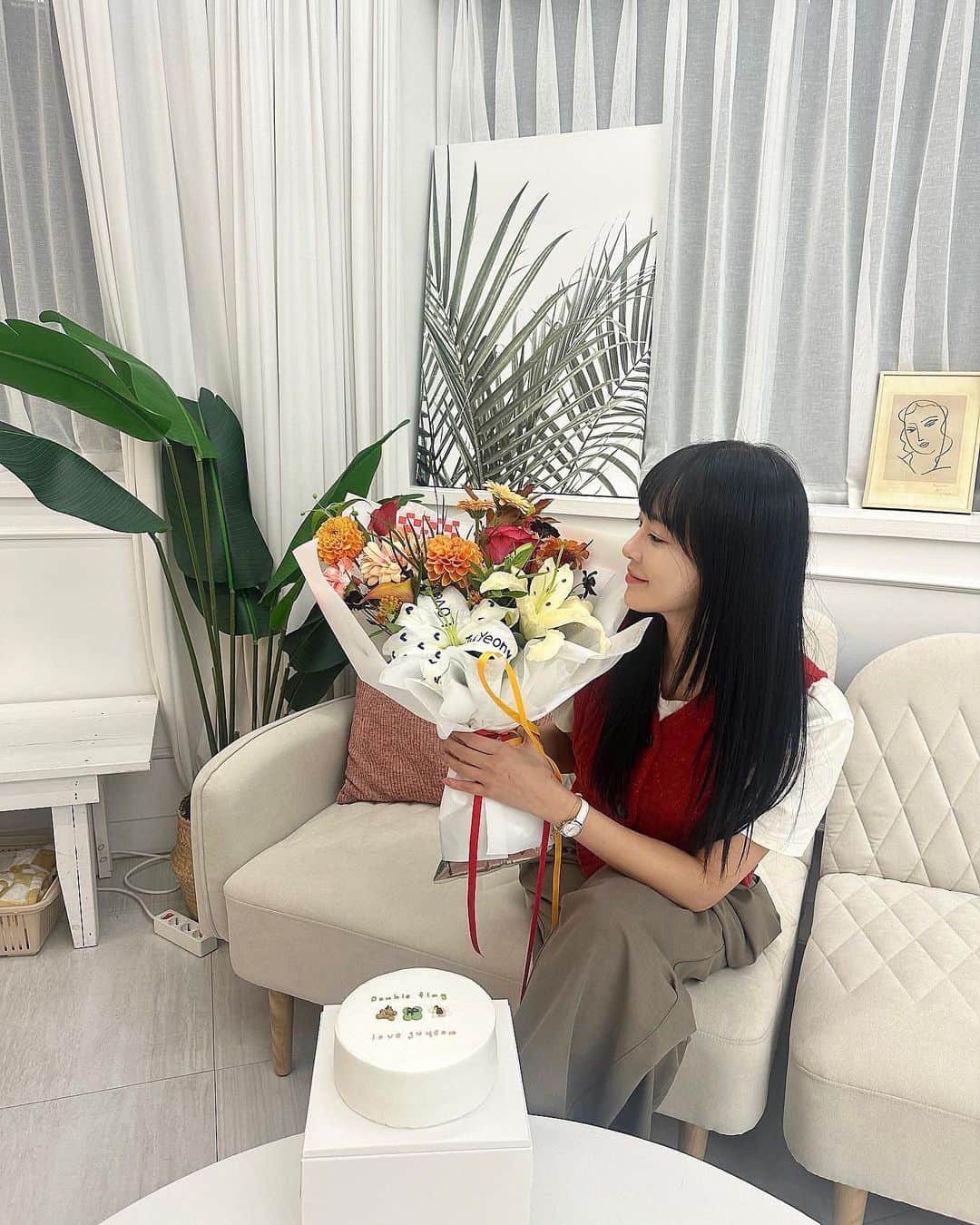 ジュヨン のインスタグラム：「난 아직도 꽃을 받으면 넘 좋드라 💐🫶🥰 Thanks to @doubleflag_official 🧡」