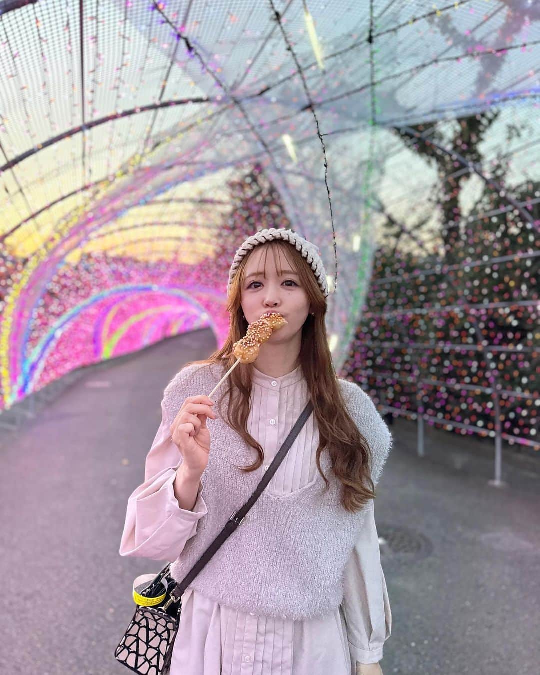 のインスタグラム：「よみうりランド の ジュエルミネーション行ってきましたぁ〜  ずっと気になってて 初めて行けた♡  とにかく広くて 全部がキラキラしてて 映えスポットだらけで綺麗だったー☺️  乗り物からのイルミネーションも 最高でした✨  @yomiuriland #pr #イルミネーション  #よみうりランド #よみうりランドジュエルミネーション」